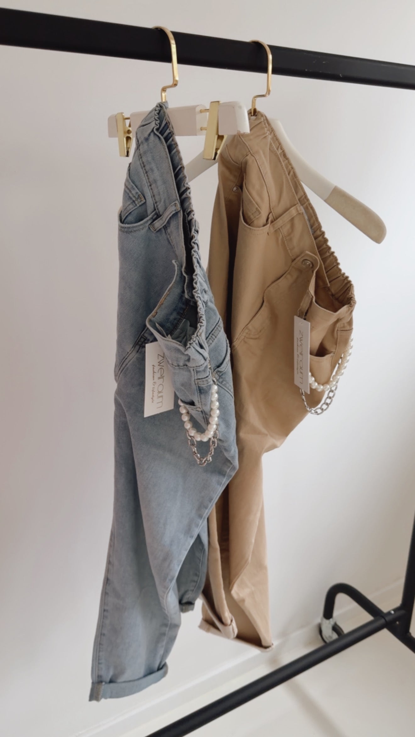 Mom Jeans Pearl Chain