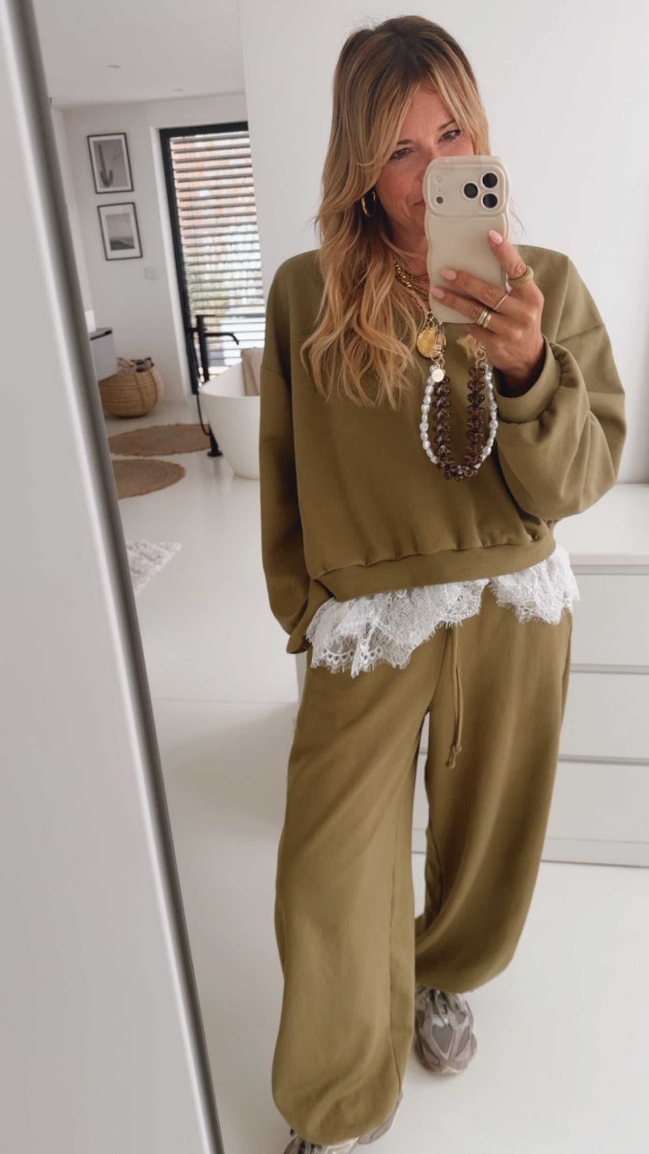 Pullover V-Neck Lace
