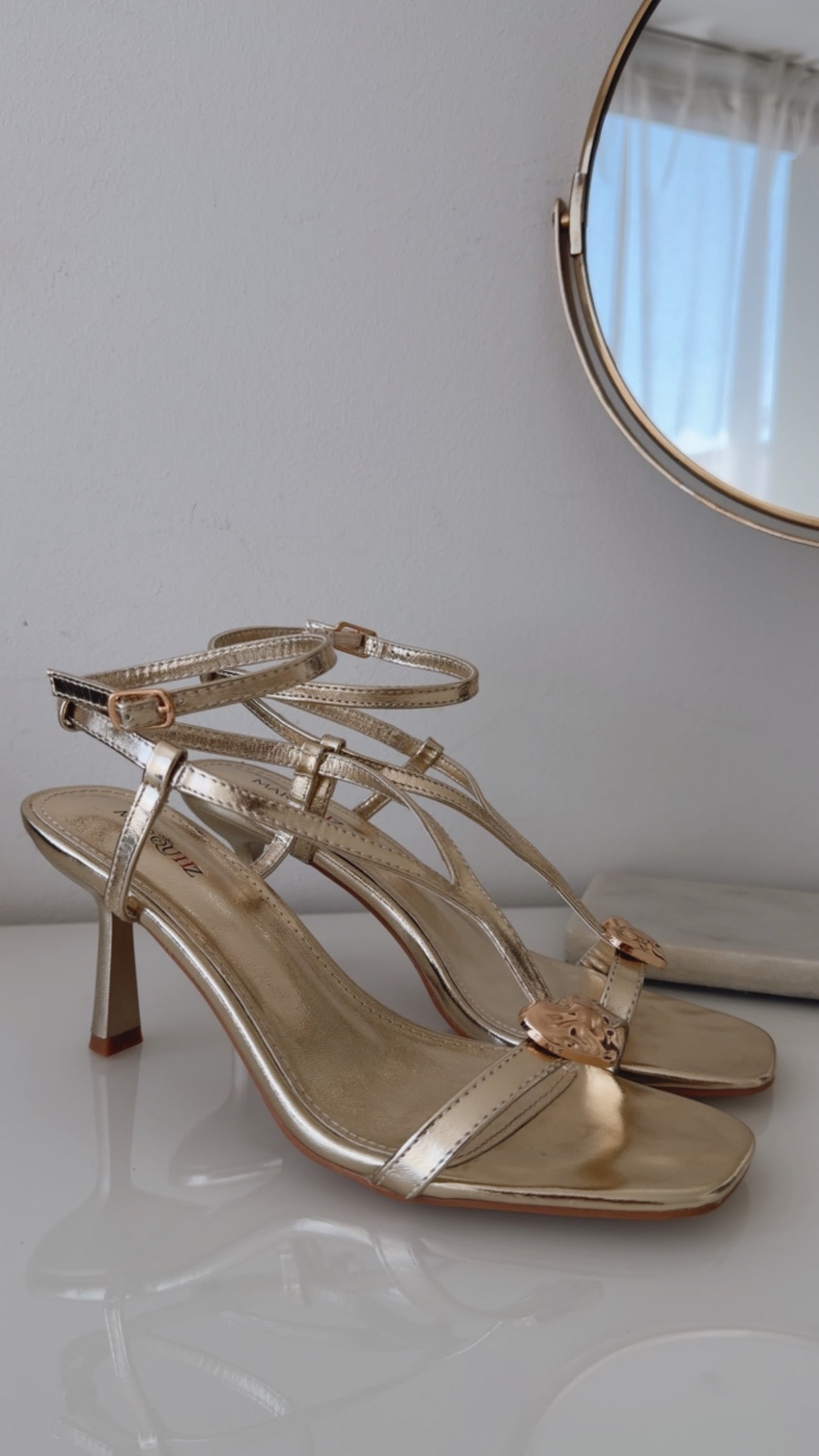 Goldene Heels Mit Herz Detail