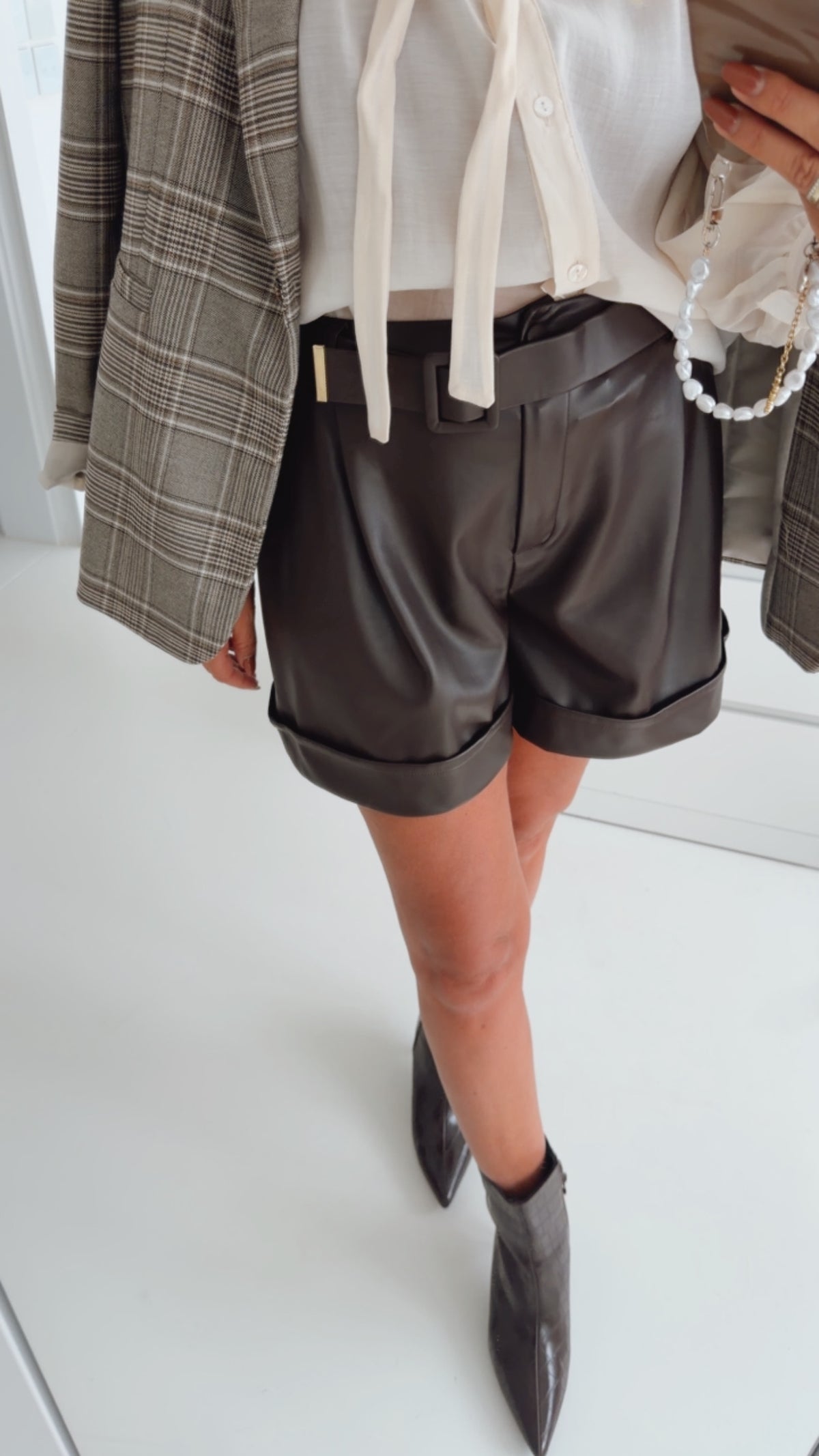 Shorts Lederoptik mit Gürtel