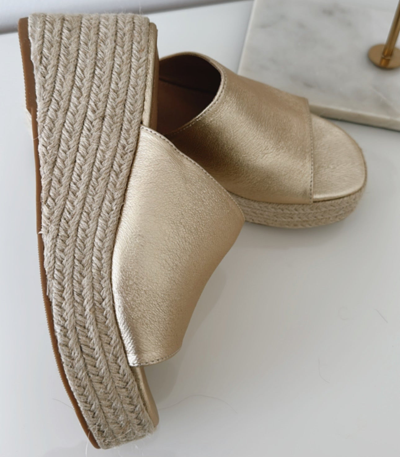 Golden Wedge Sandale