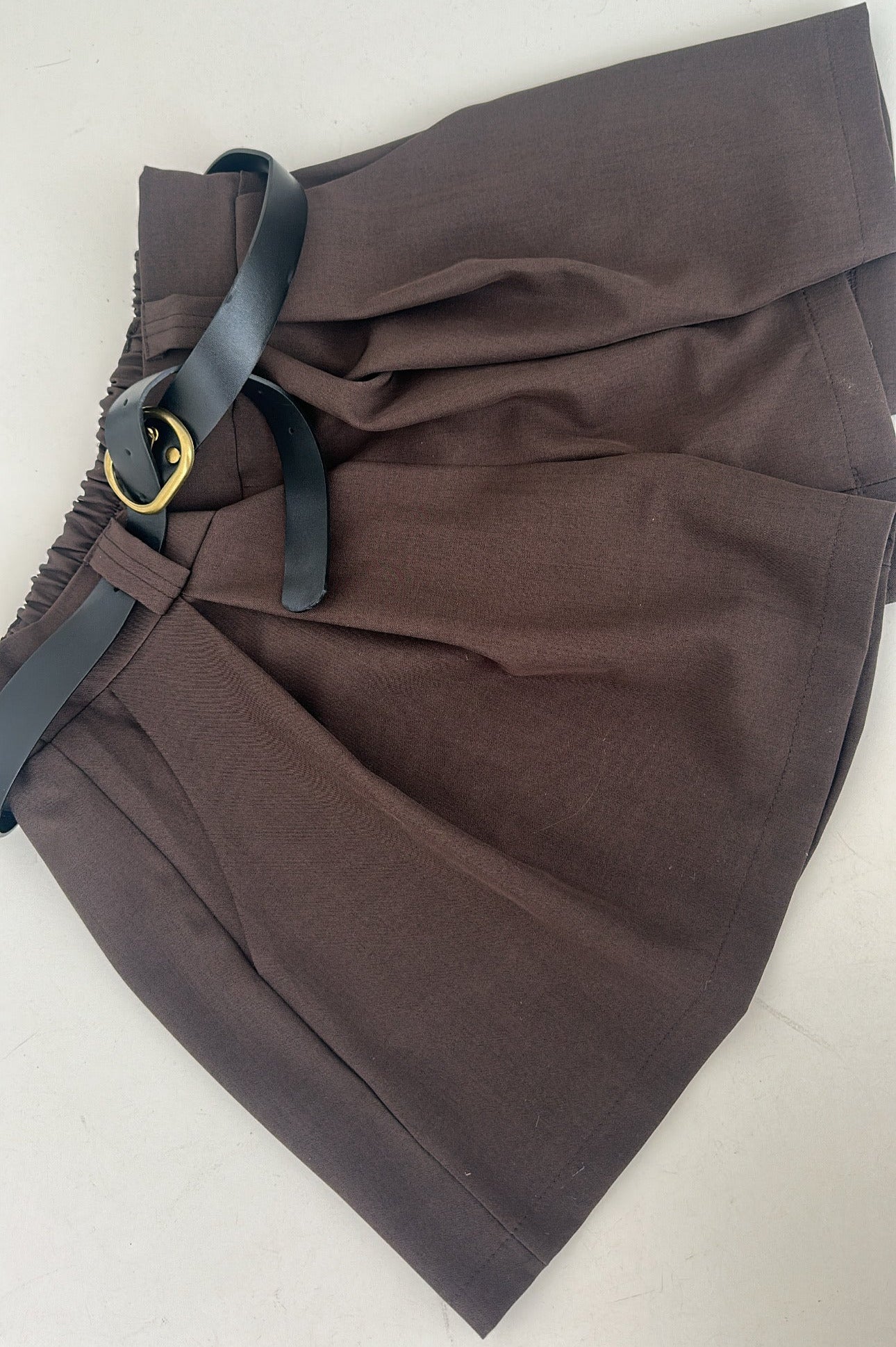 Fine Shorts mit Gürtel