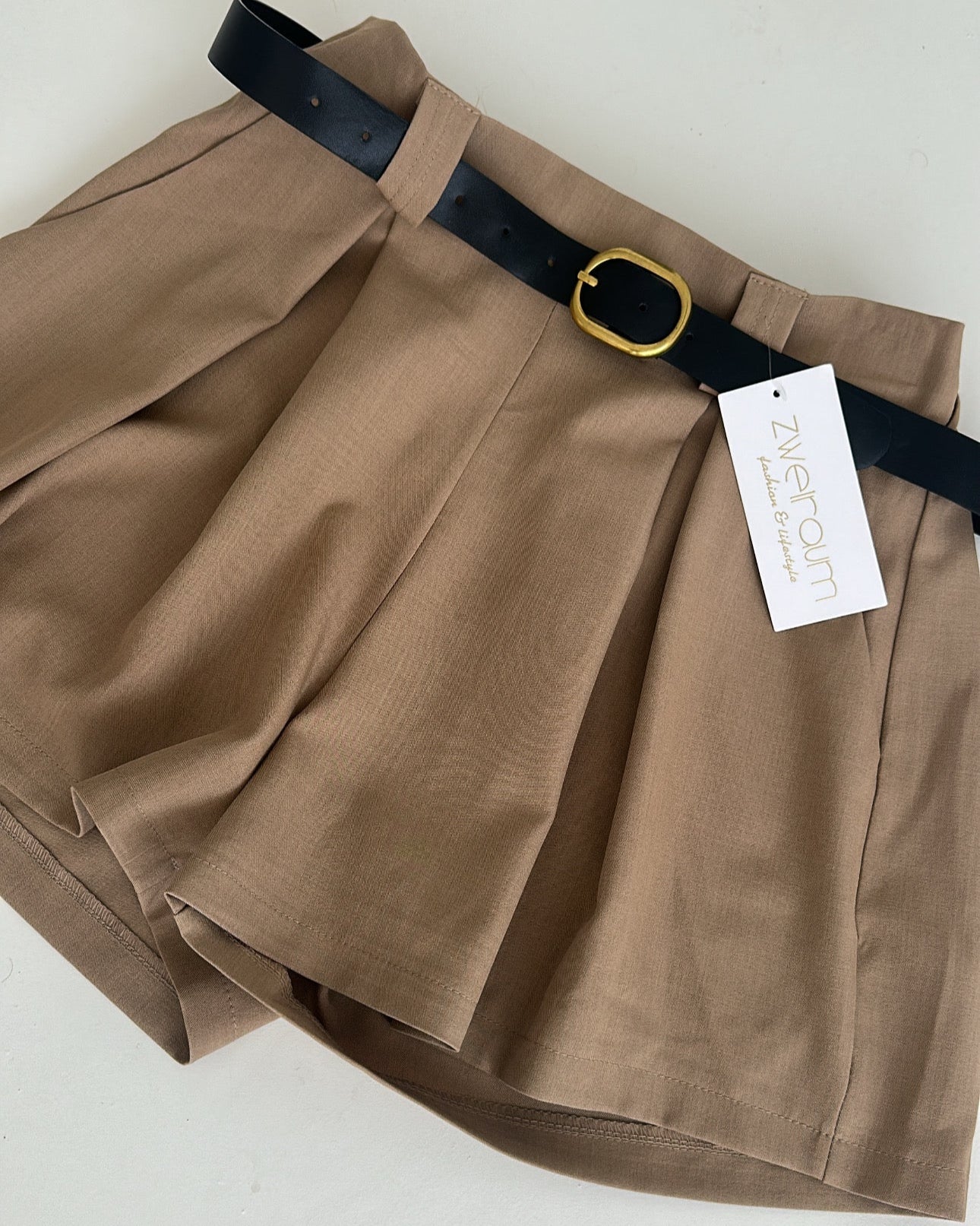 Fine Shorts mit Gürtel