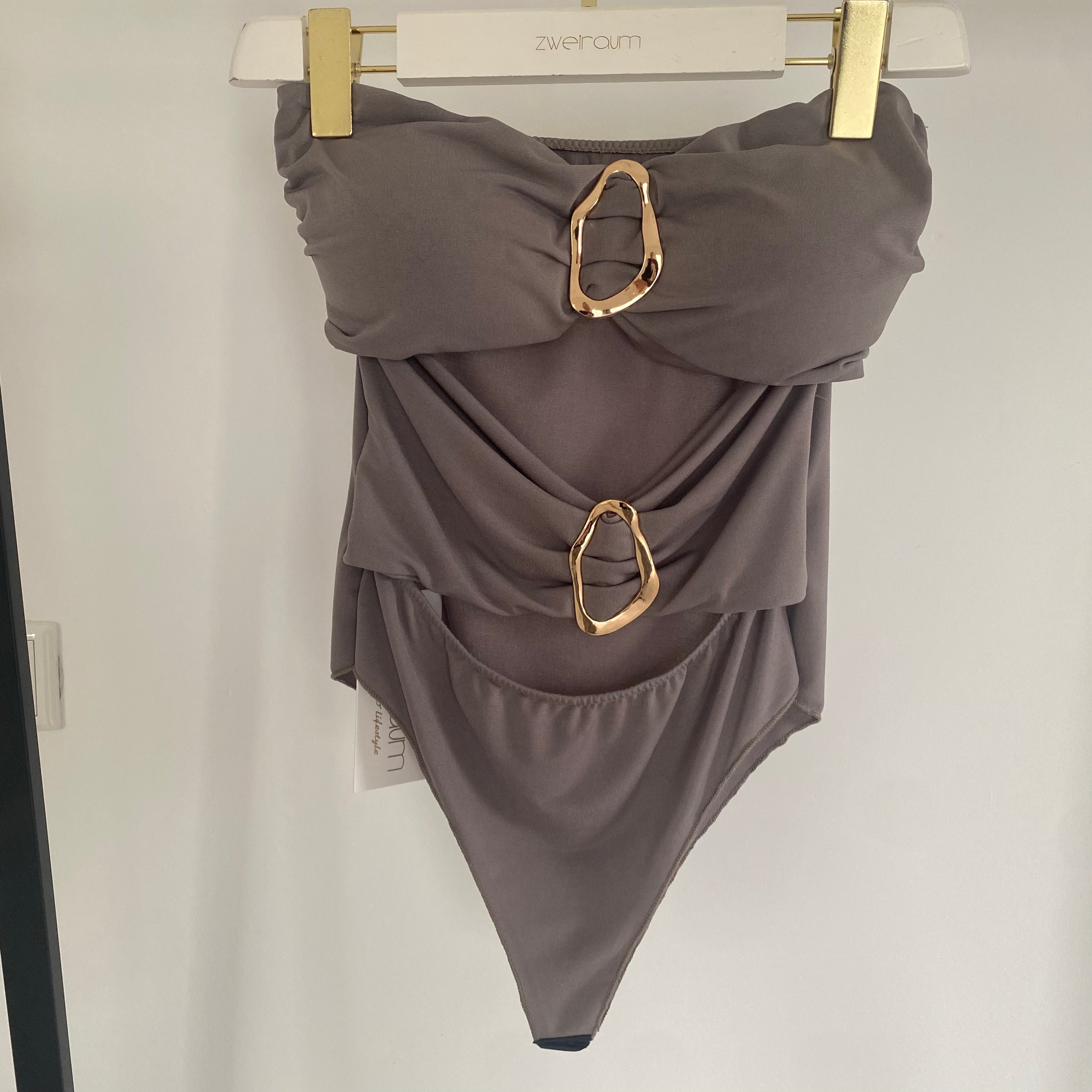 Body Cutouts mit Schnalle