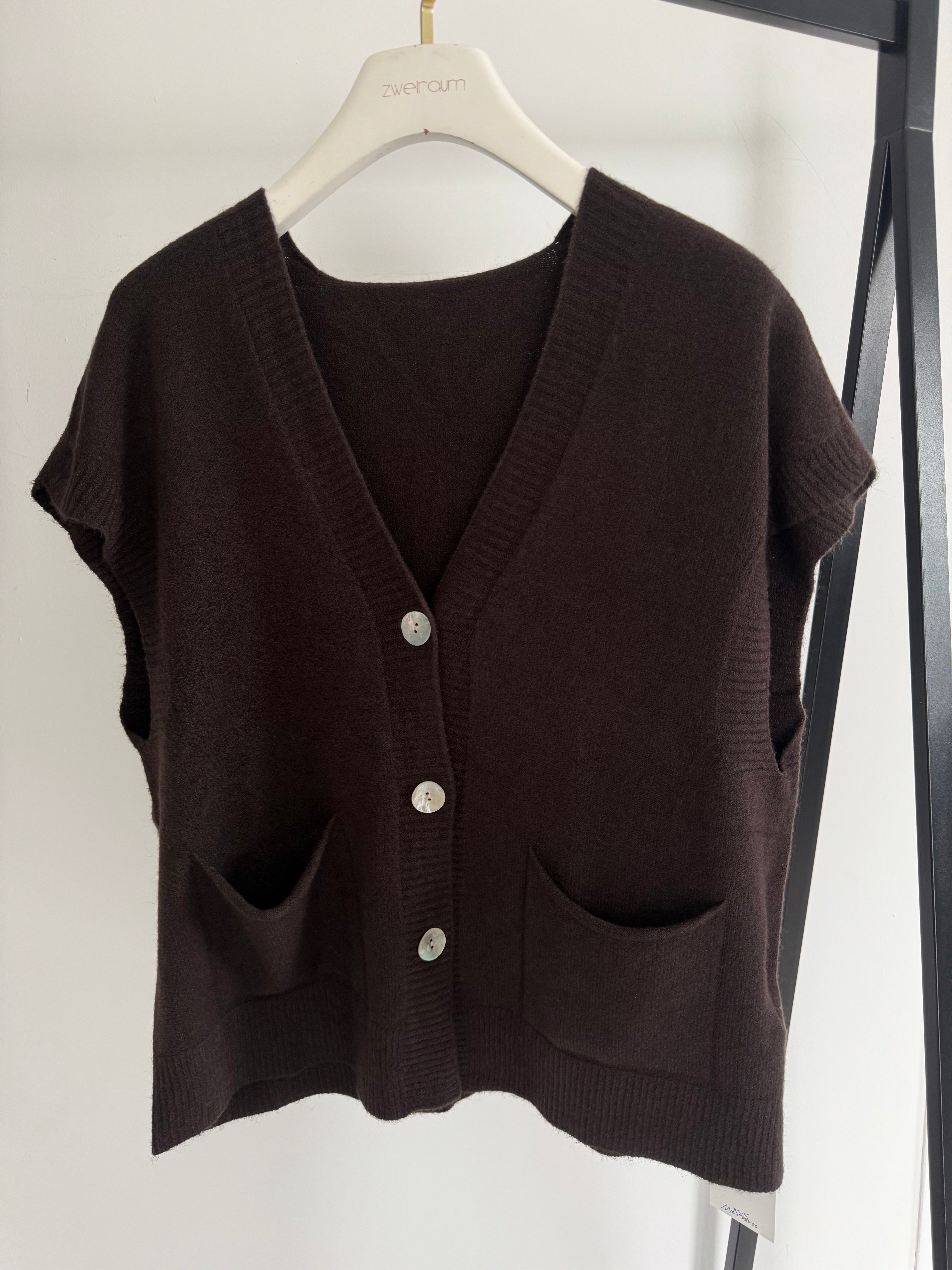 Knit Pullunder Buttons Capsule