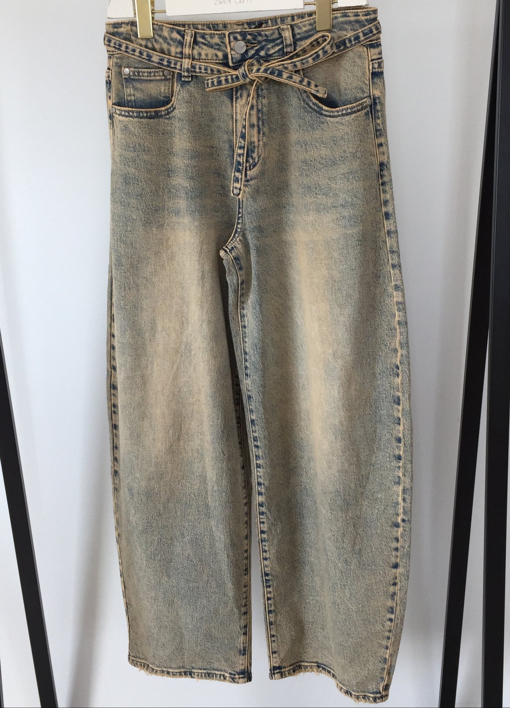 Barrel Jeans mit Bindegürtel