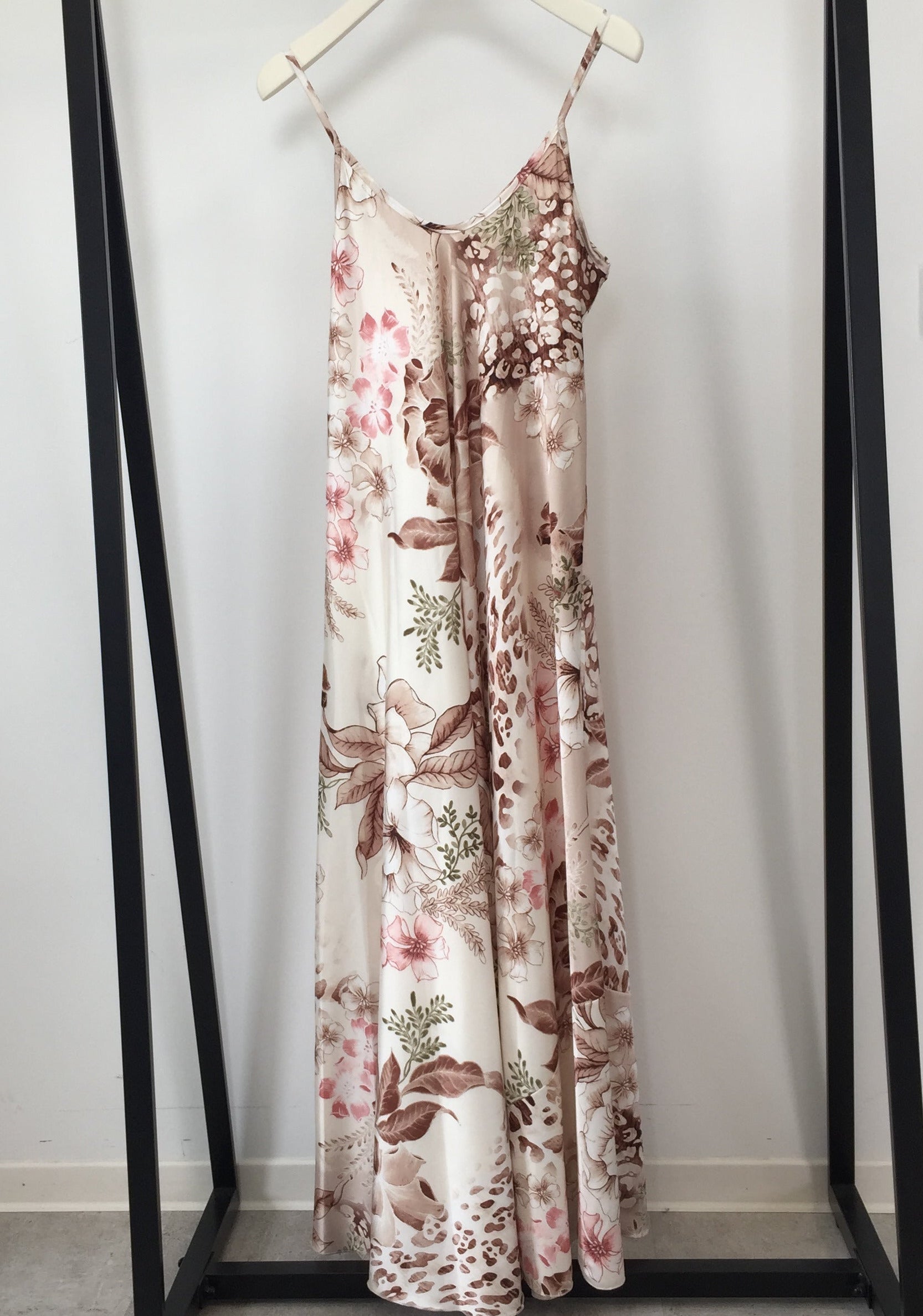 Loose Spaghetti Kleid Blüten Traum Seidenoptik