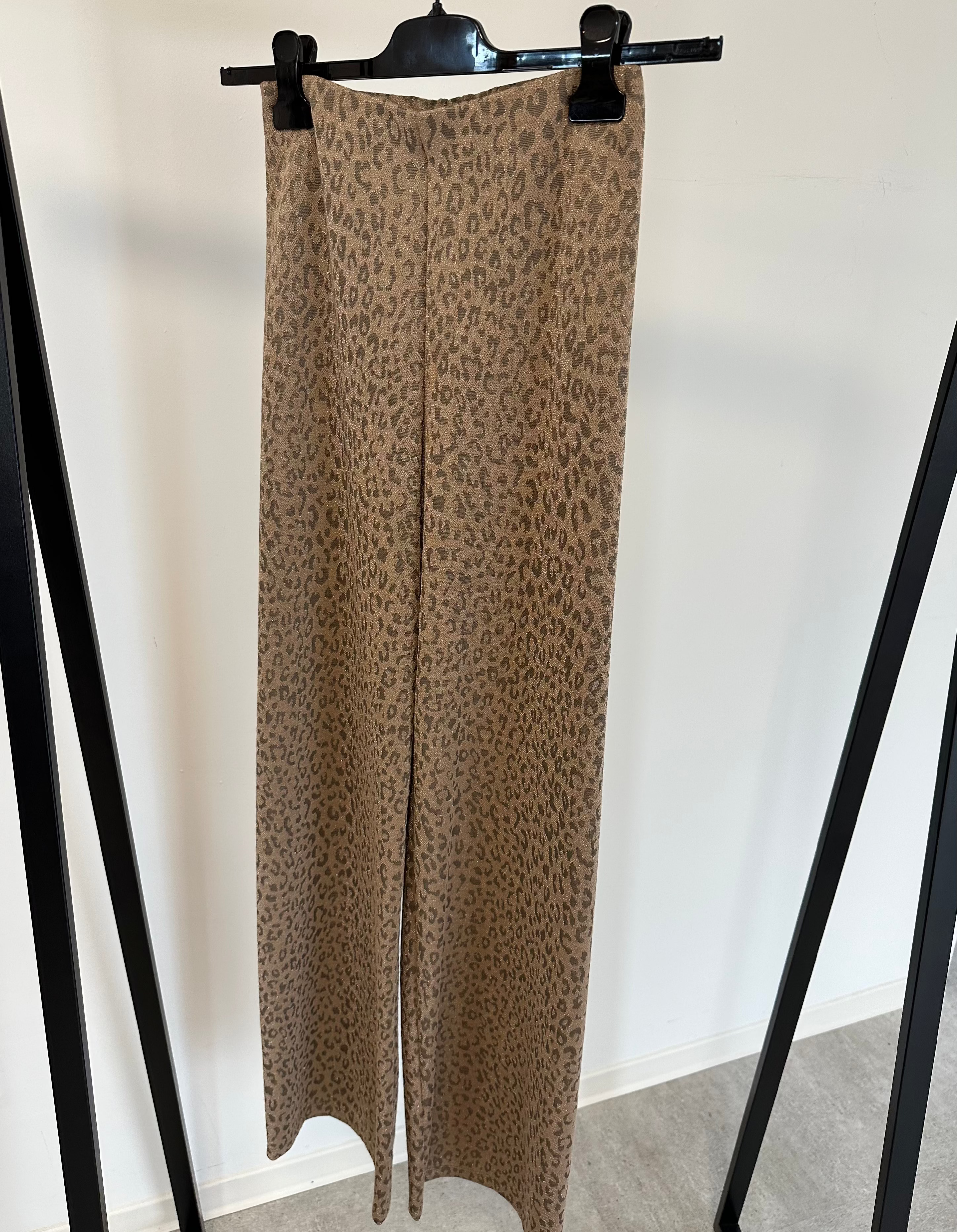 Loose Hose Leo