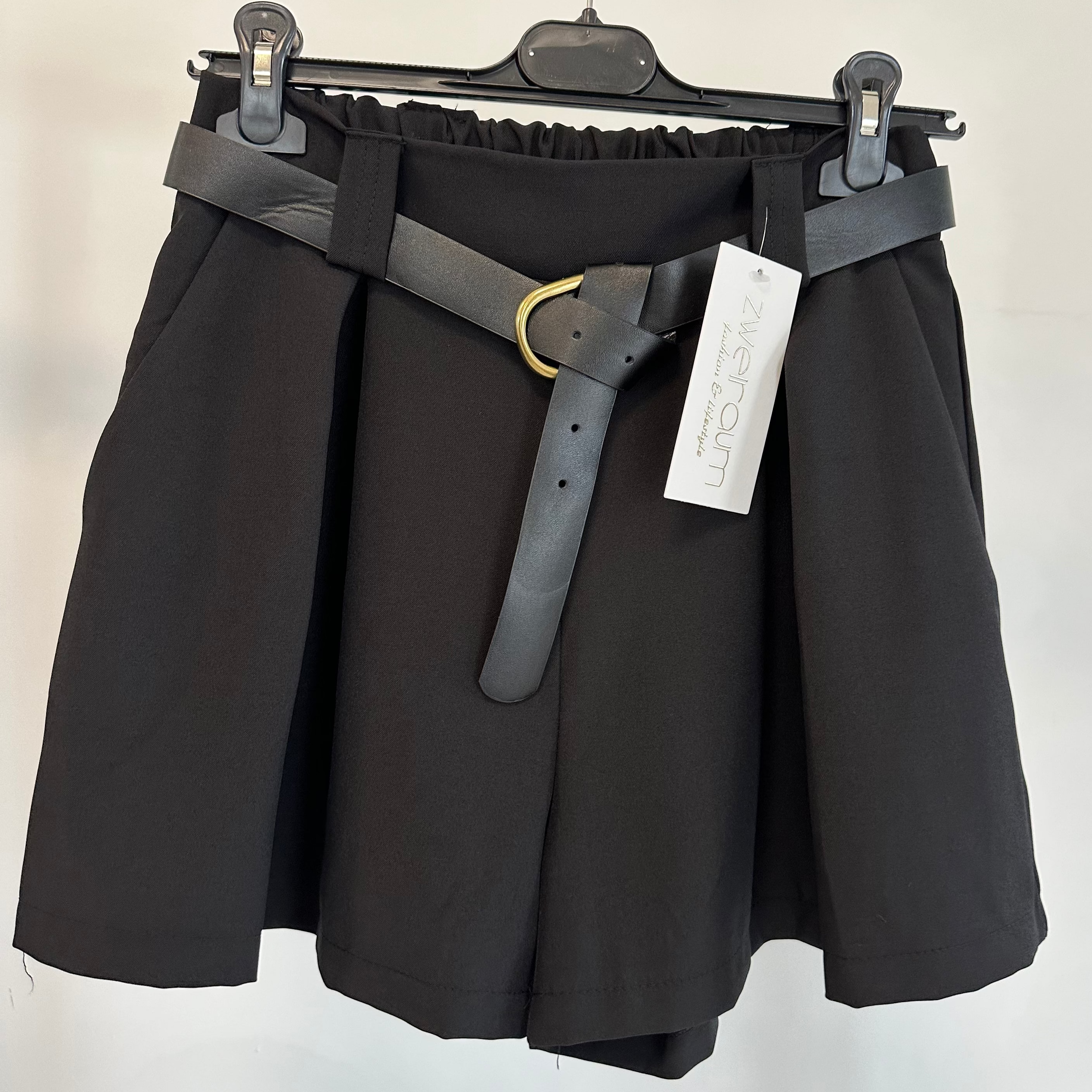 Fine Shorts mit Gürtel