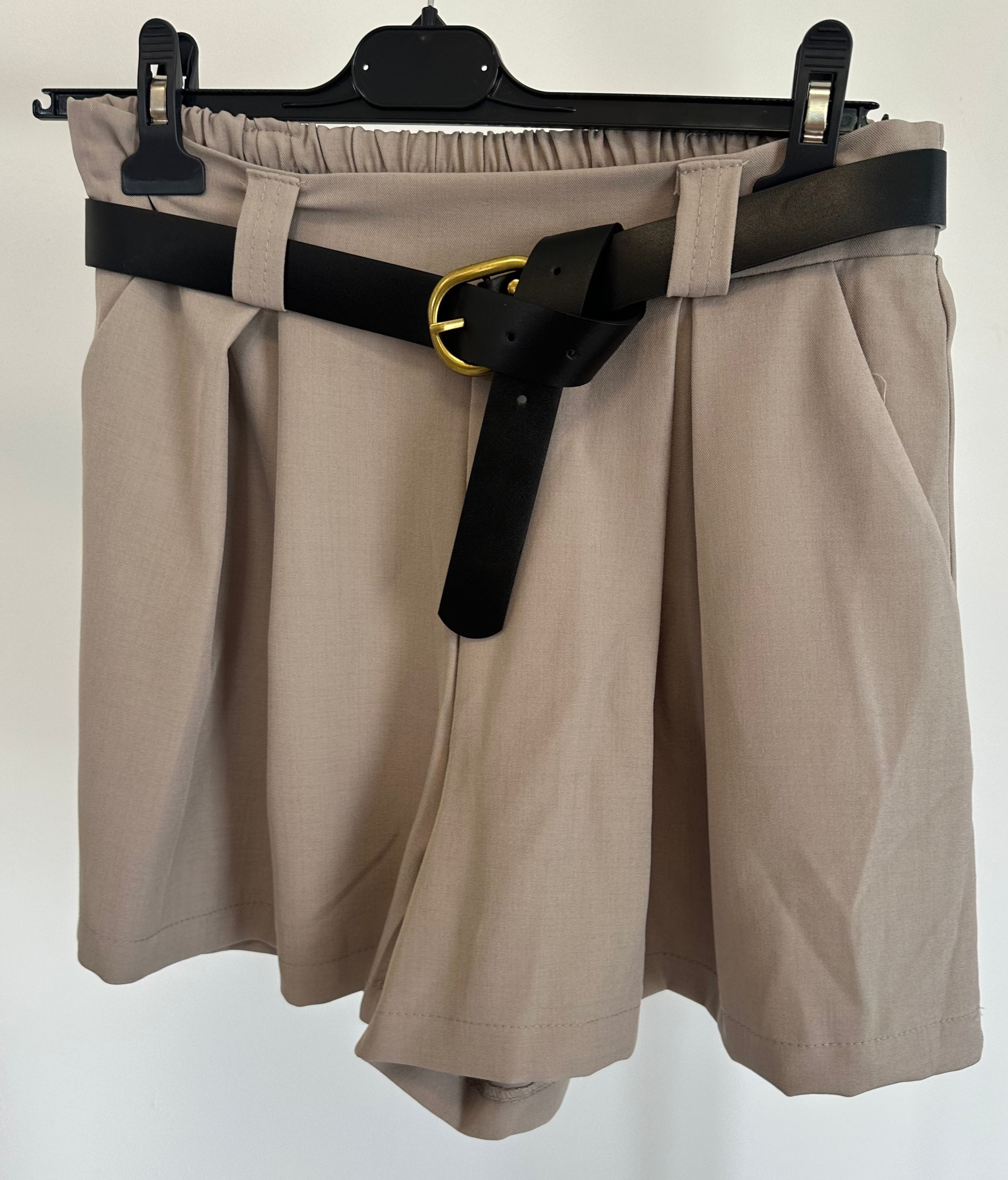Fine Shorts mit Gürtel