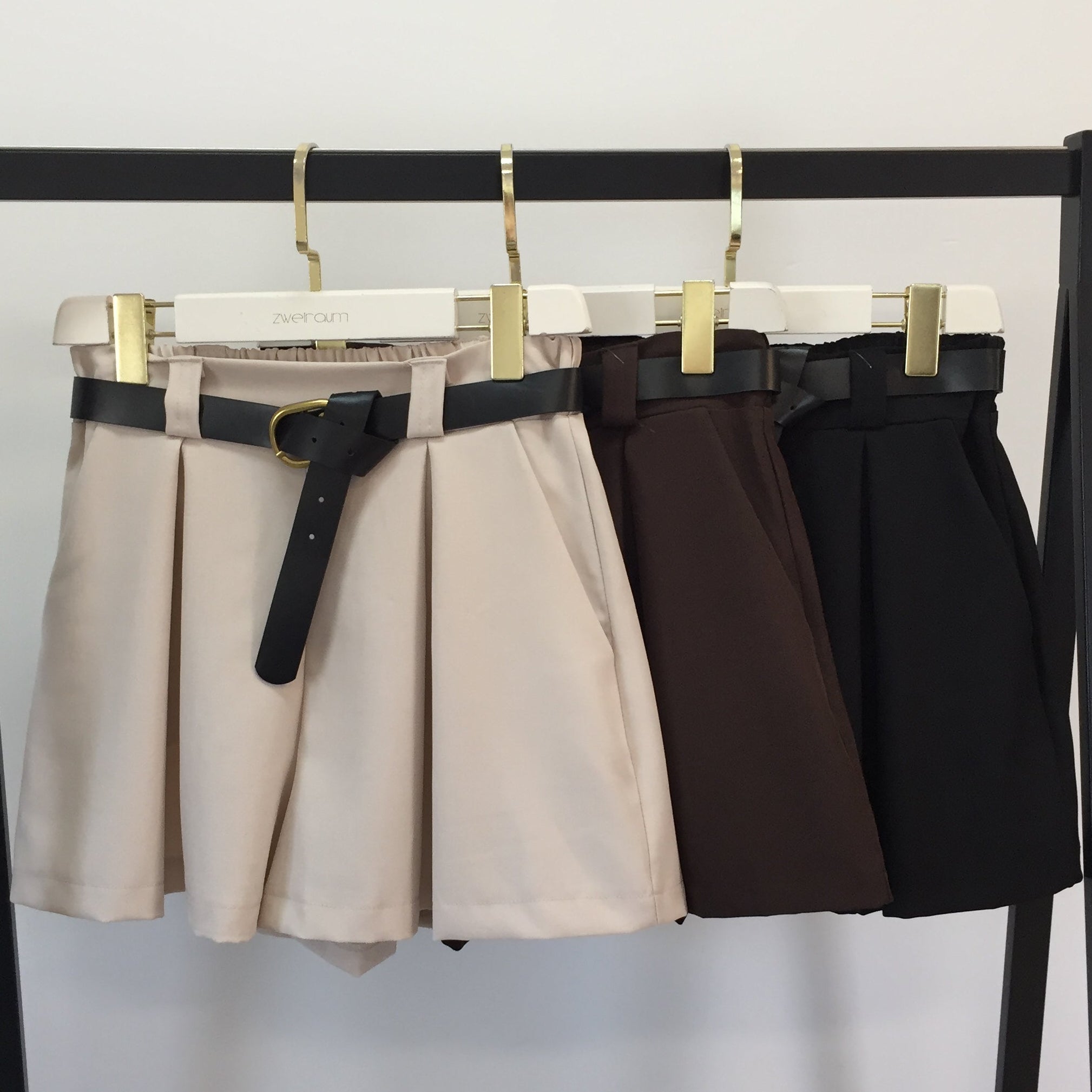 Fine Shorts mit Gürtel