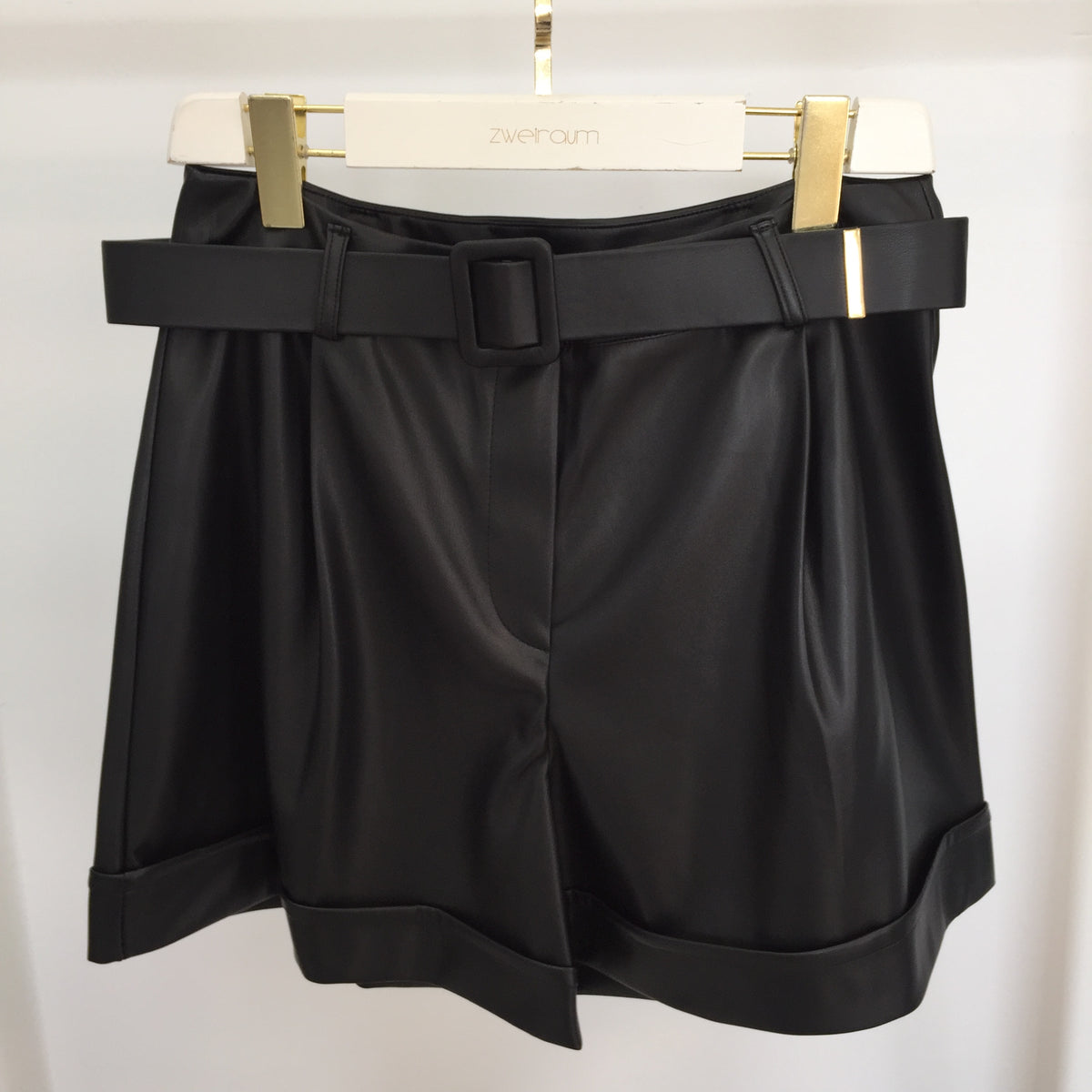 Shorts Lederoptik mit Gürtel