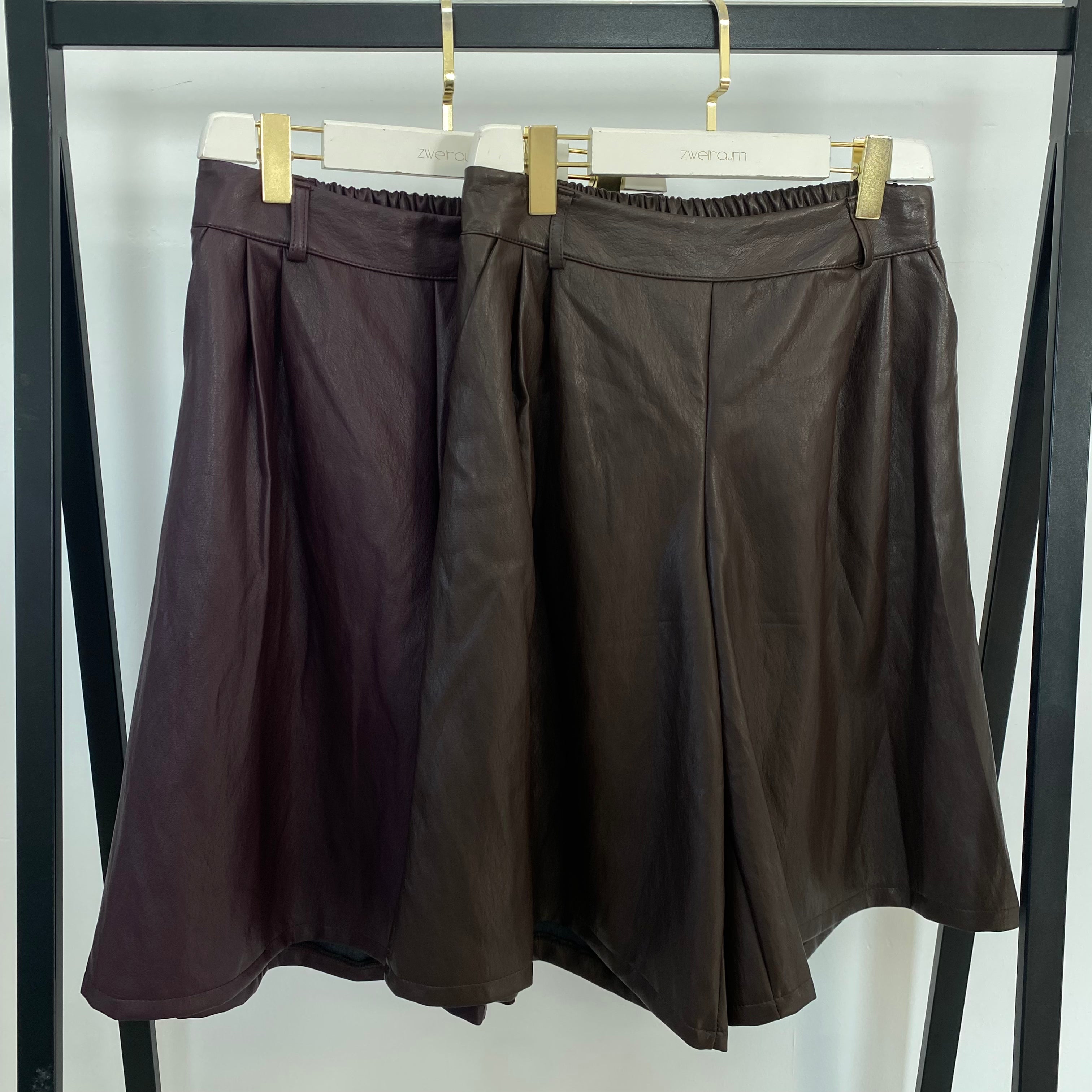 Lederoptik Baggy Shorts Bundfalte