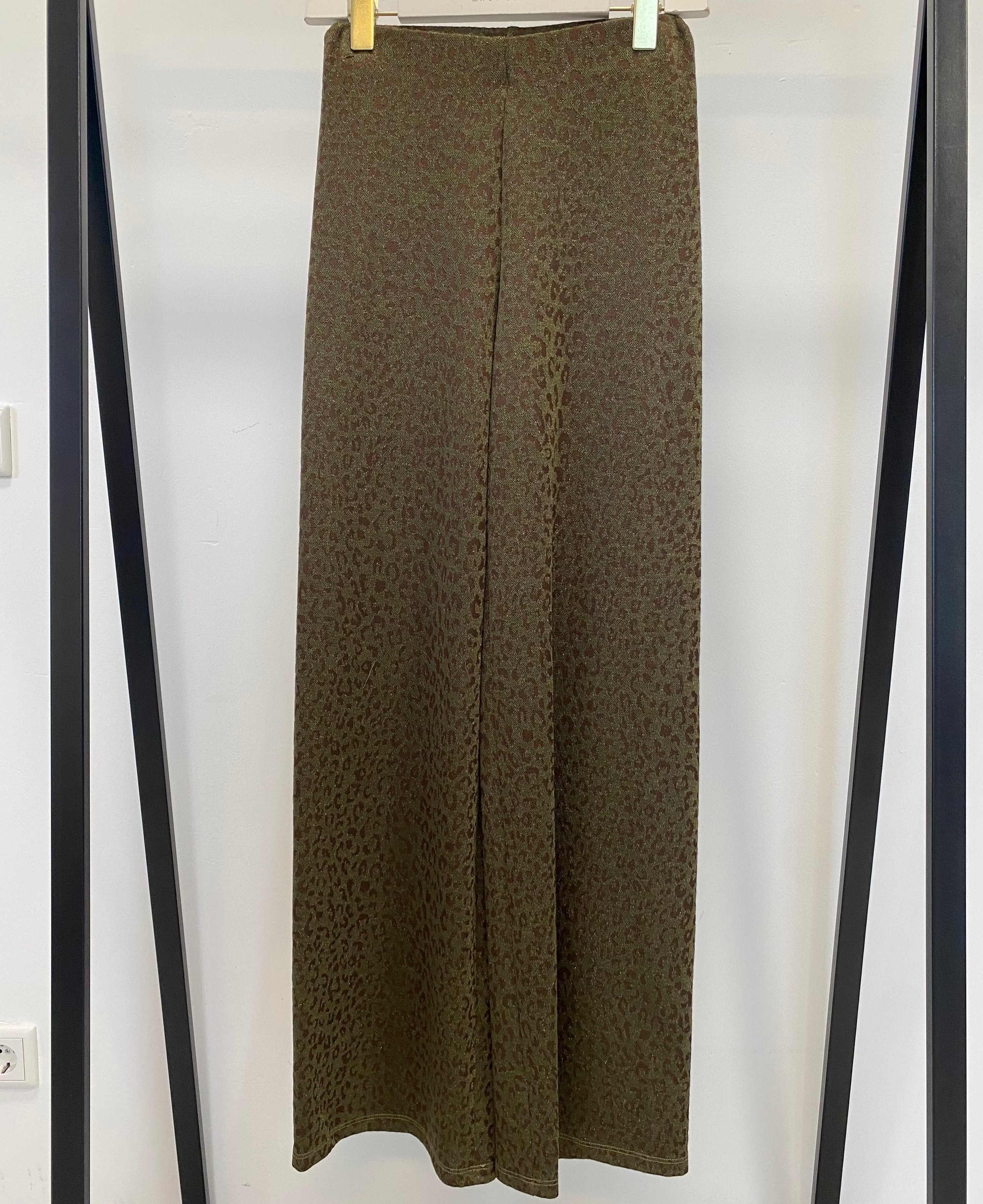 Loose Hose Leo