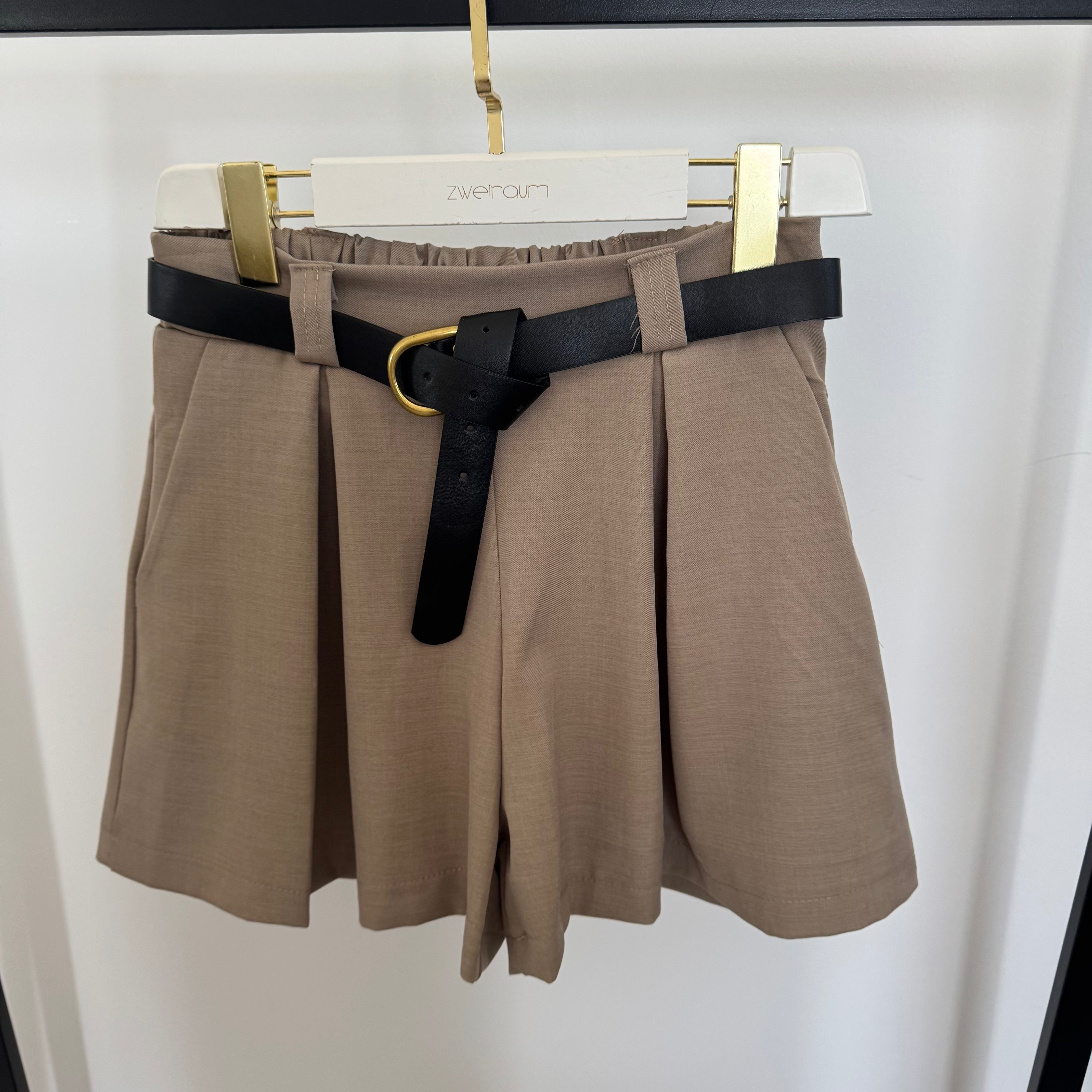 Fine Shorts mit Gürtel