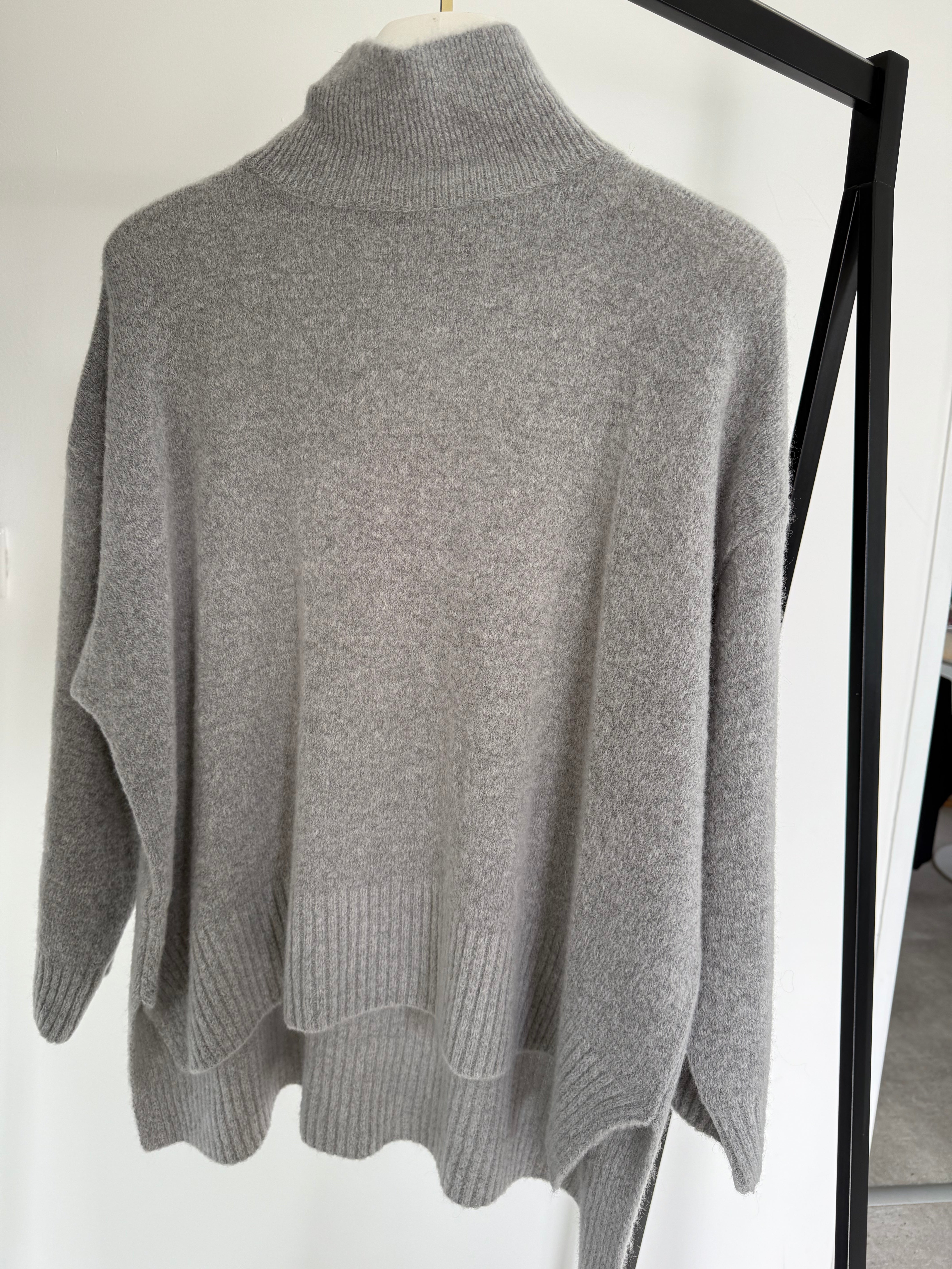 Turtleneck Pulli mit seitlichen Schlitzen