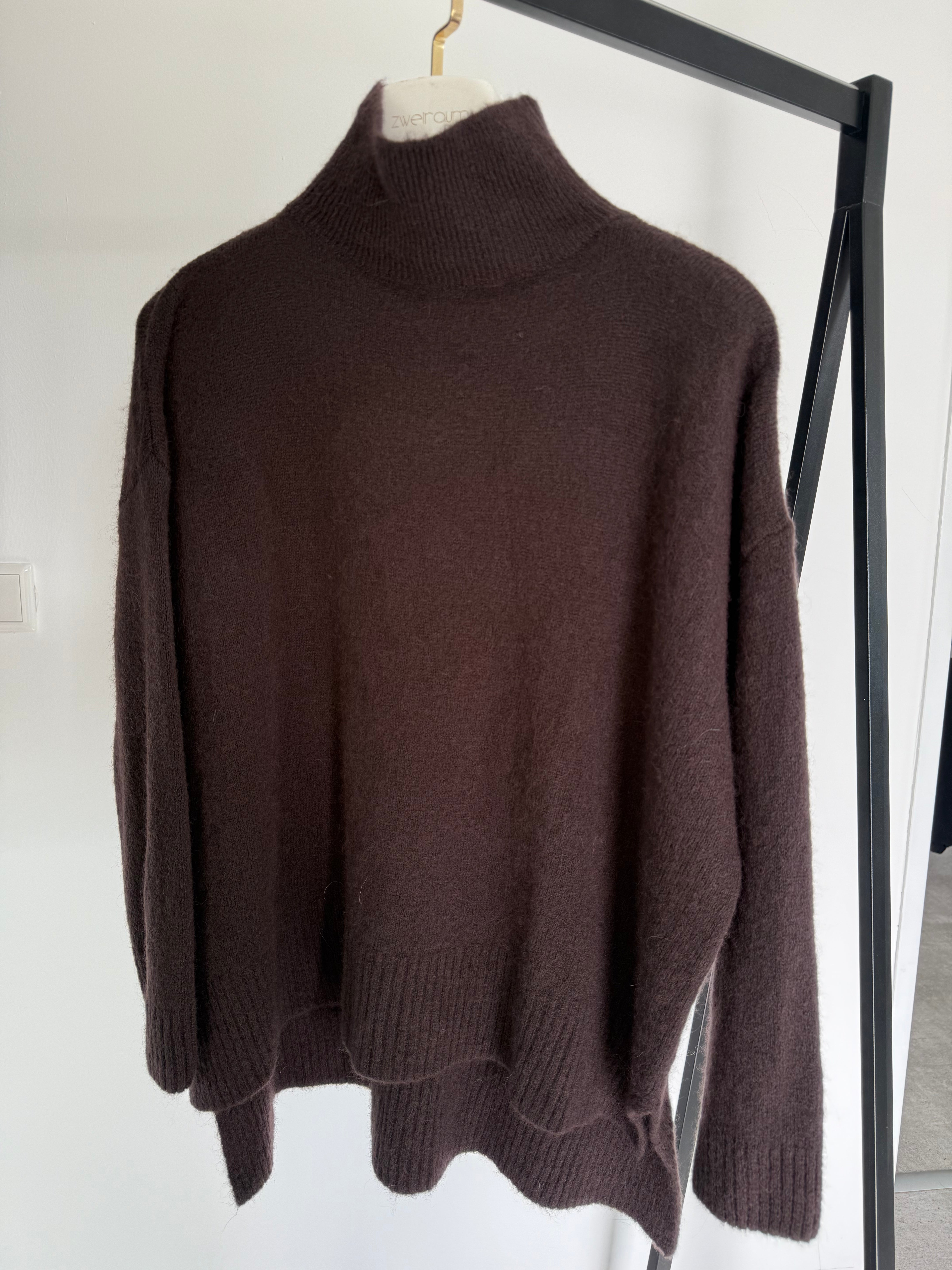 Turtleneck Pulli mit seitlichen Schlitzen