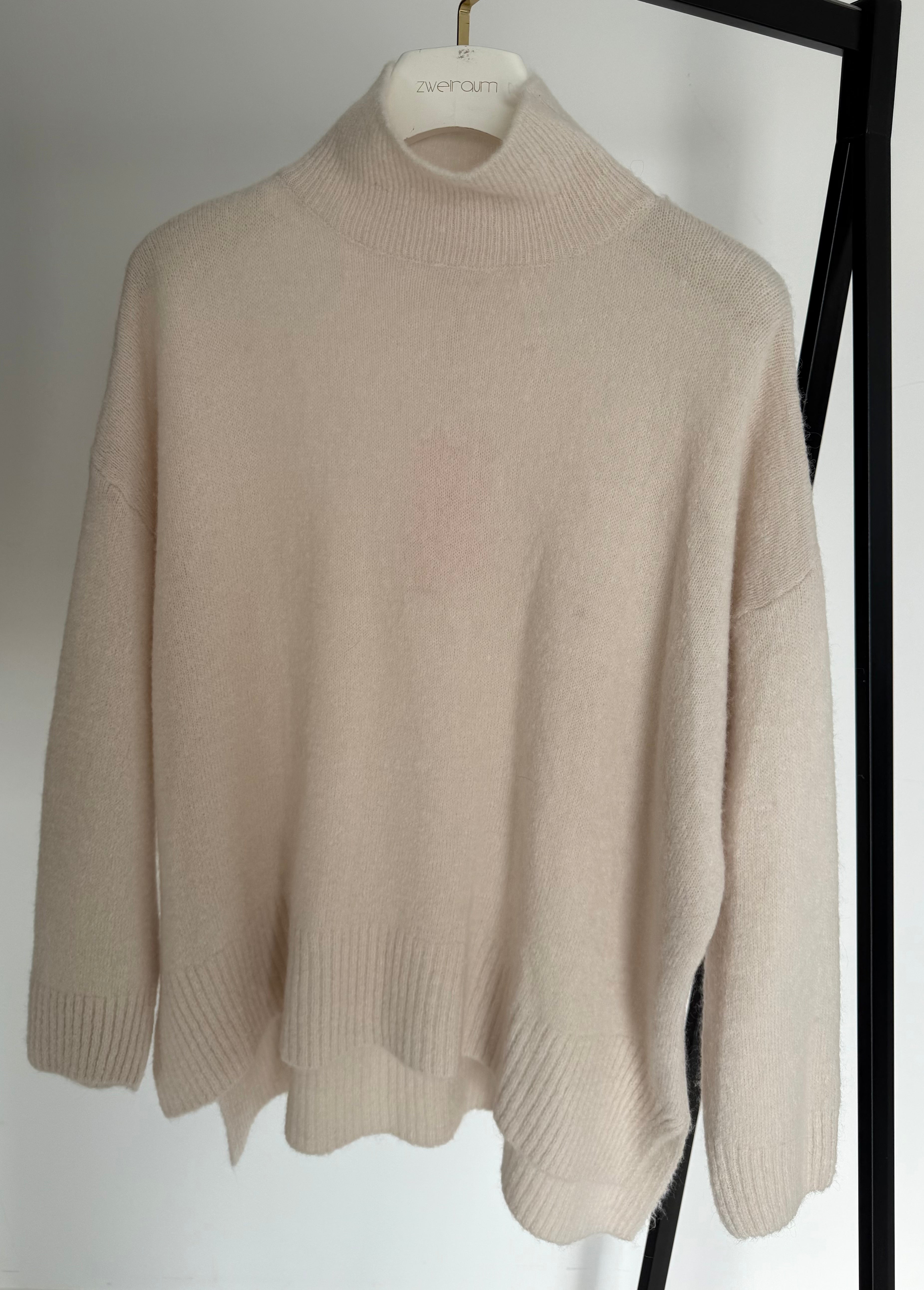 Turtleneck Pulli mit seitlichen Schlitzen