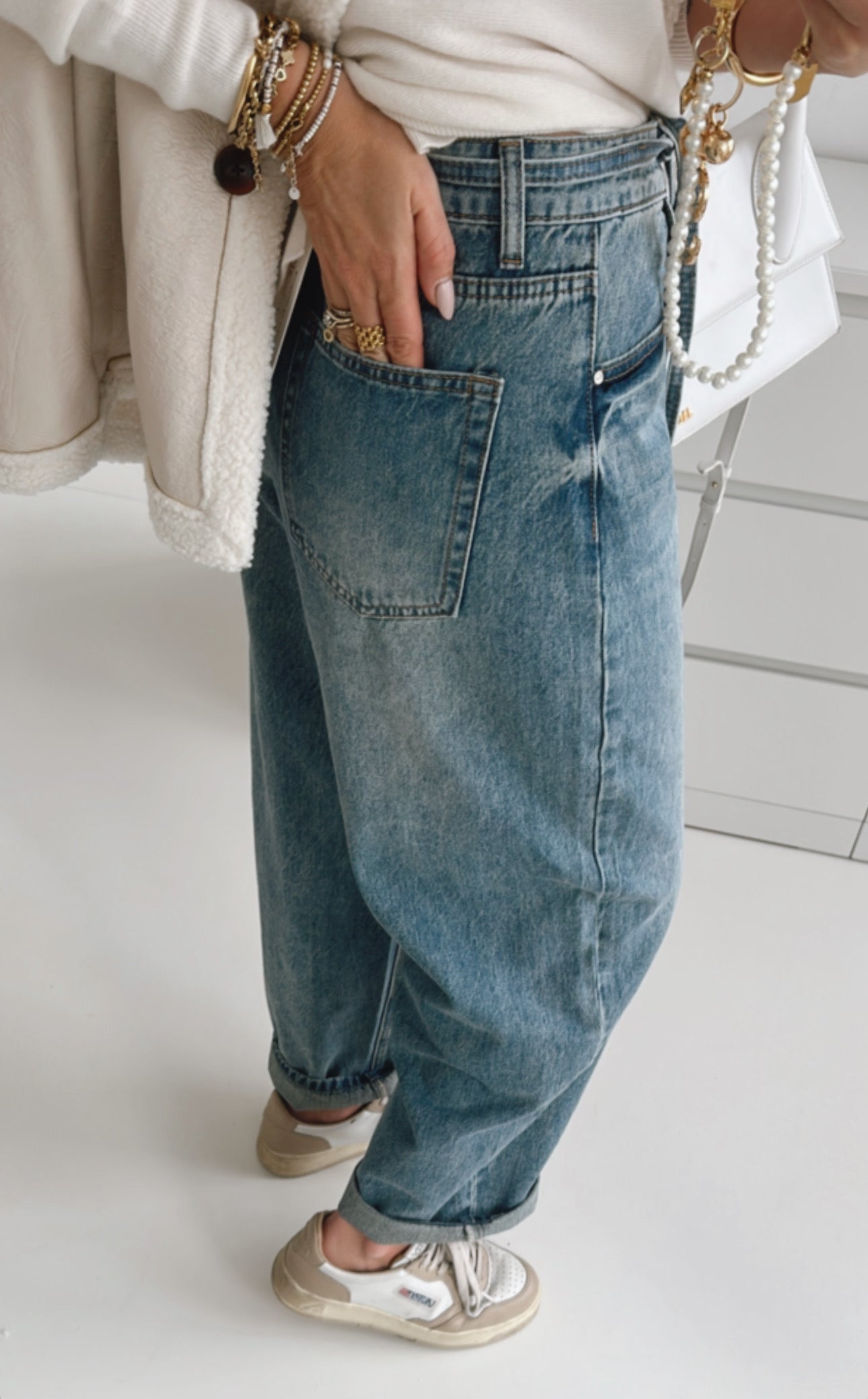Jeans mit Bindegürtel