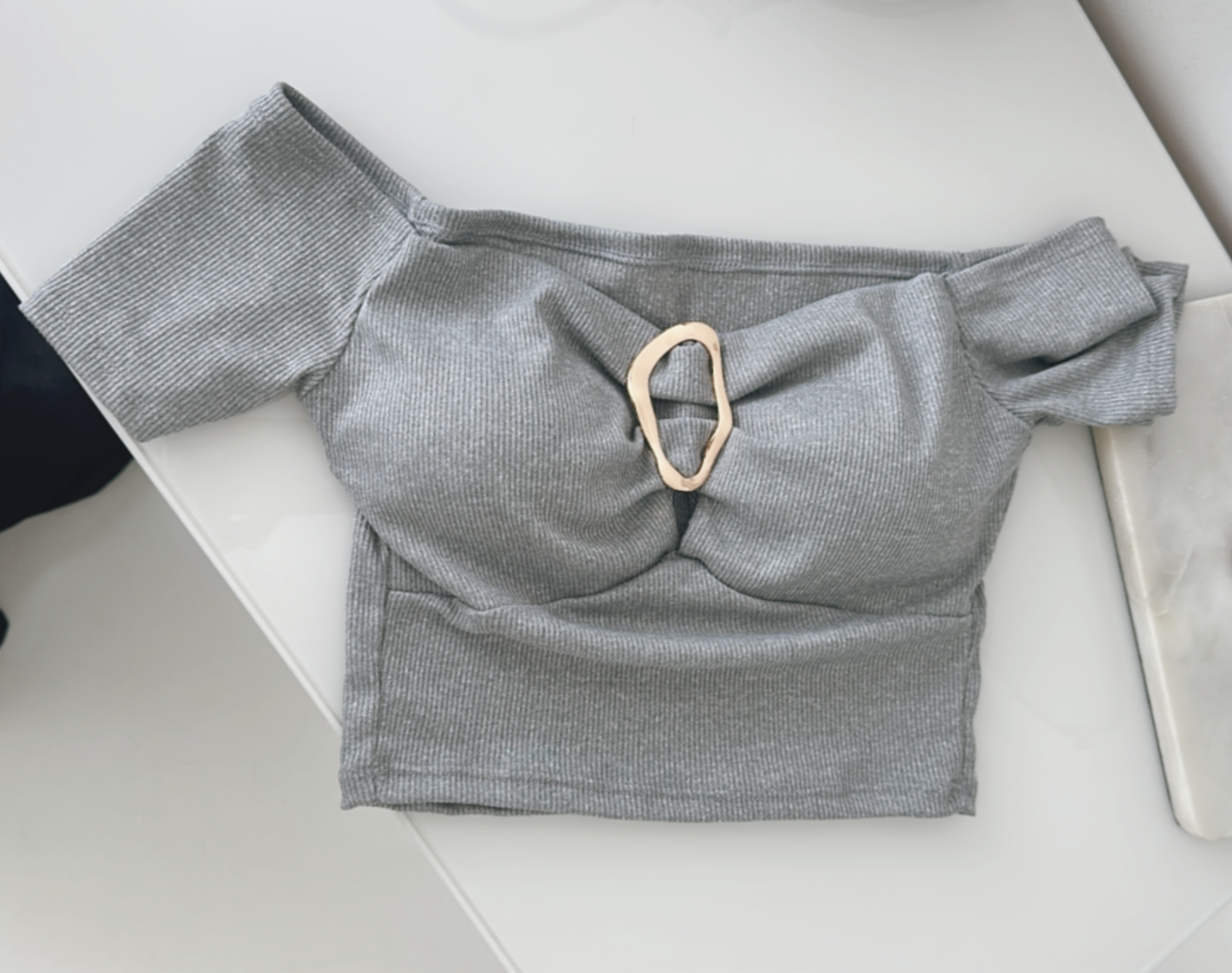 Offshoulder Top mit Schnalle