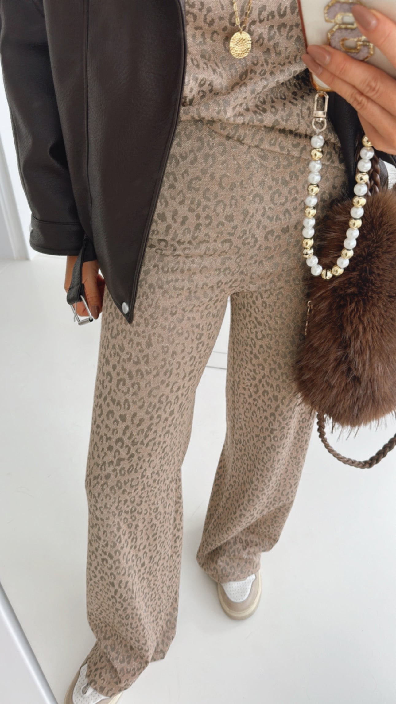 Loose Hose Leo