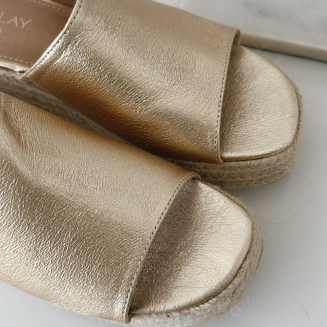 Golden Wedge Sandale