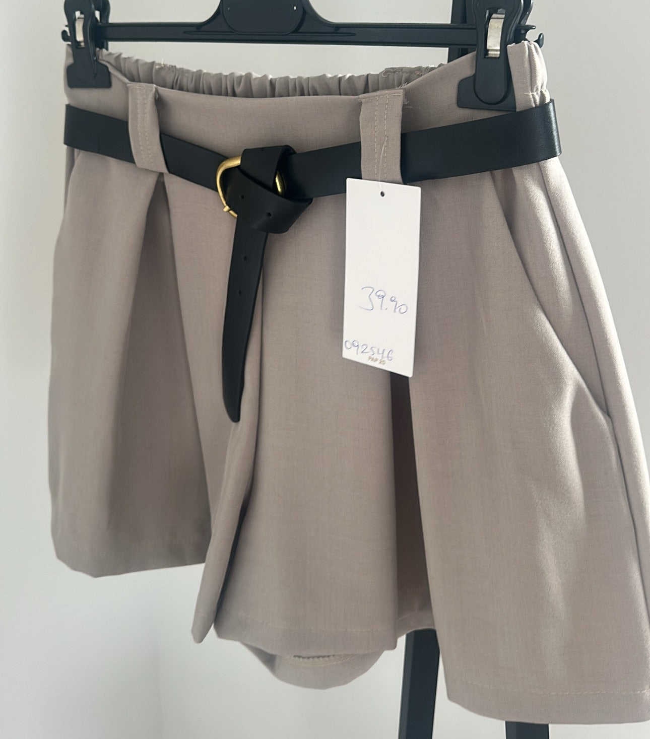 Fine Shorts mit Gürtel