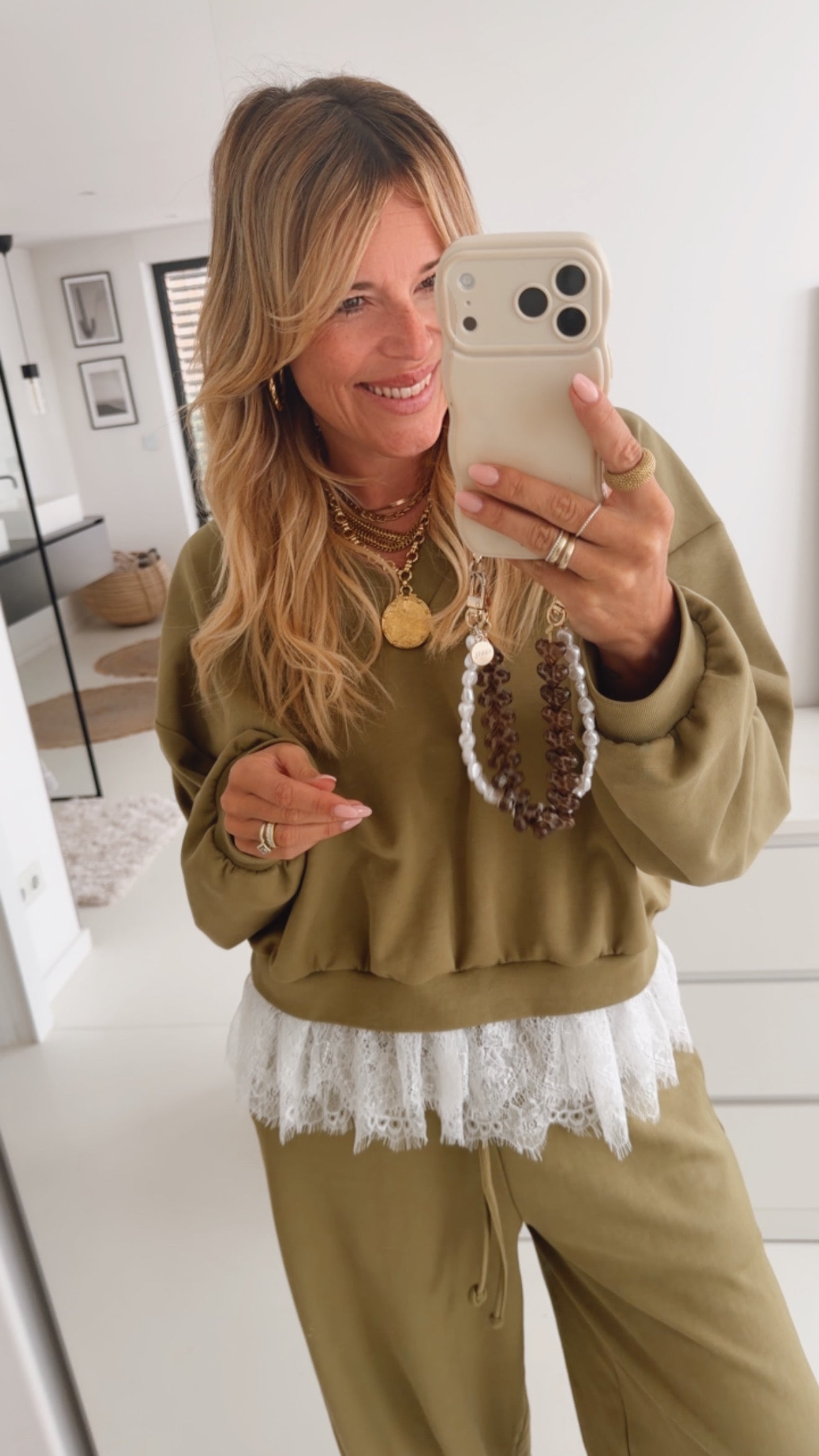 Pullover V-Neck Lace