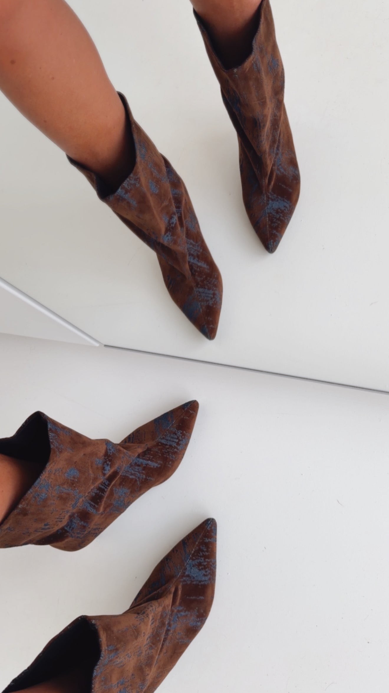 Slouchy Heels Abstrakt Print