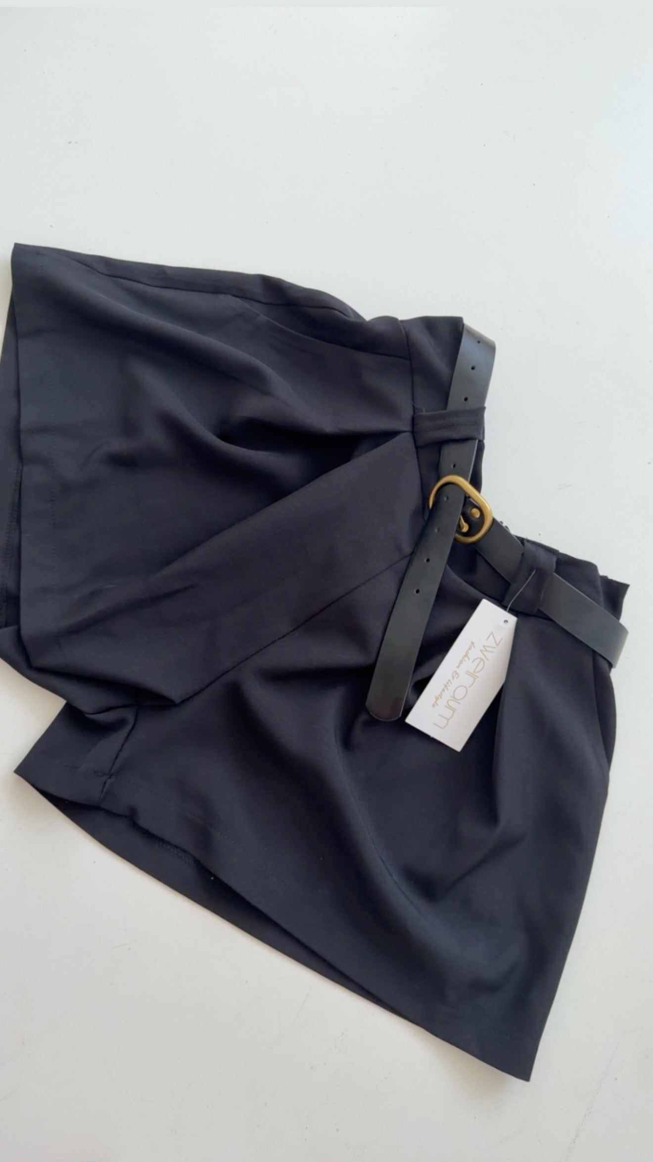 Fine Shorts mit Gürtel