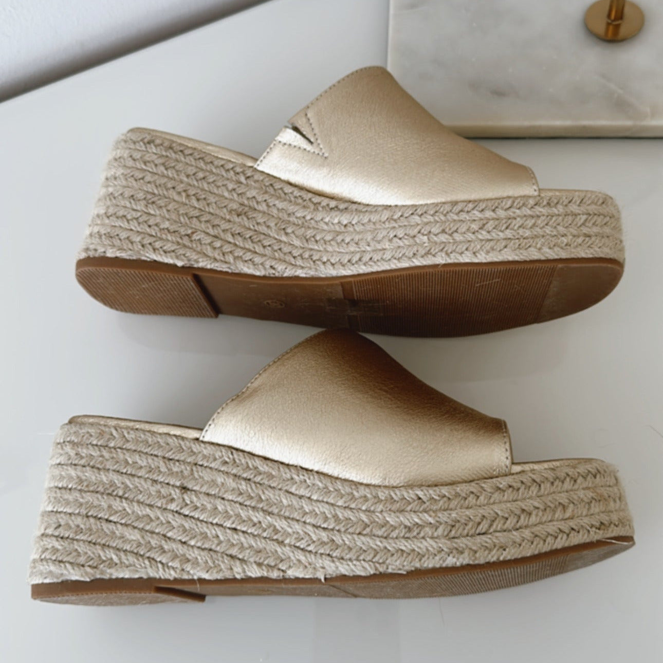 Golden Wedge Sandale