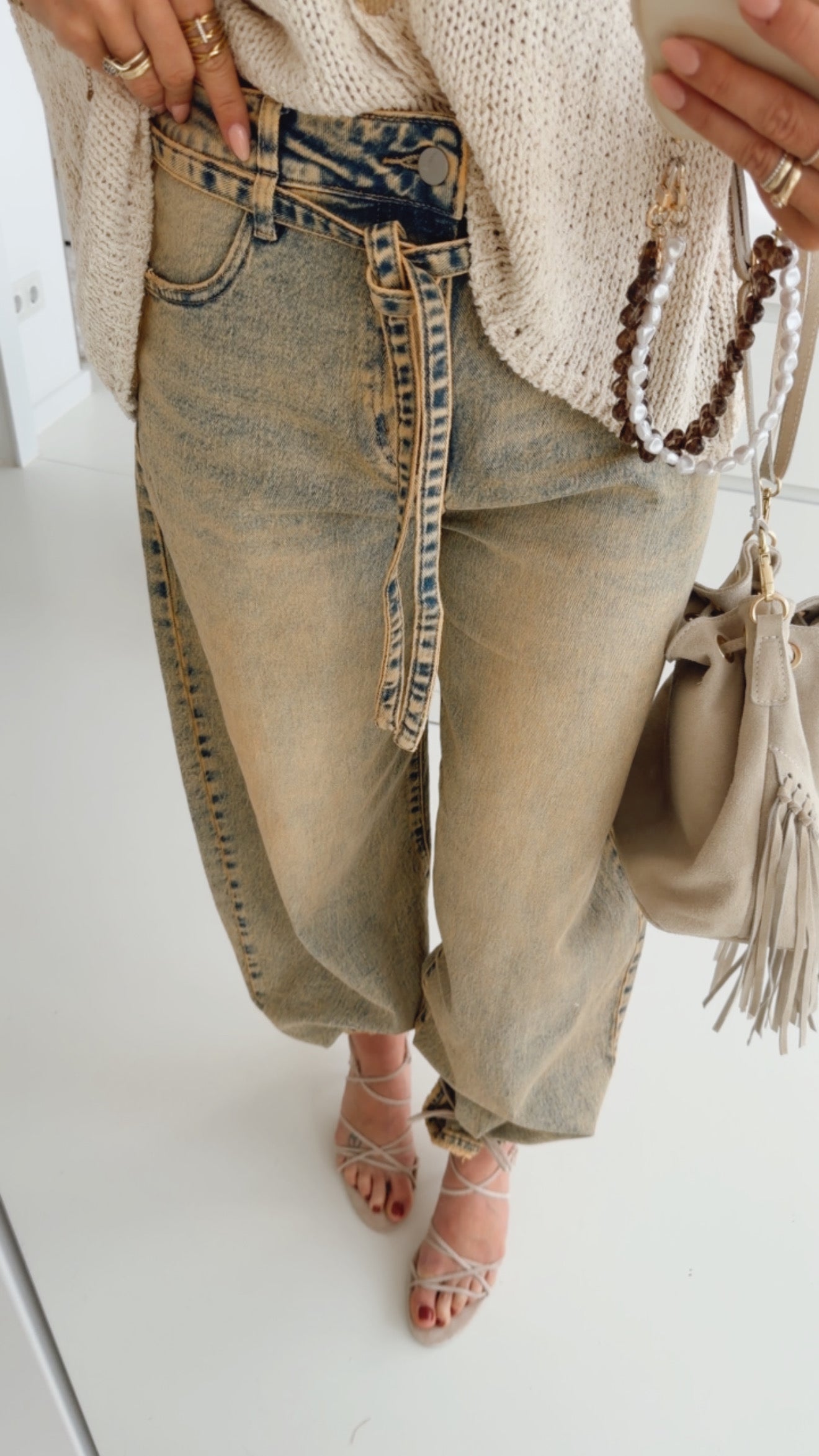 Barrel Jeans mit Bindegürtel