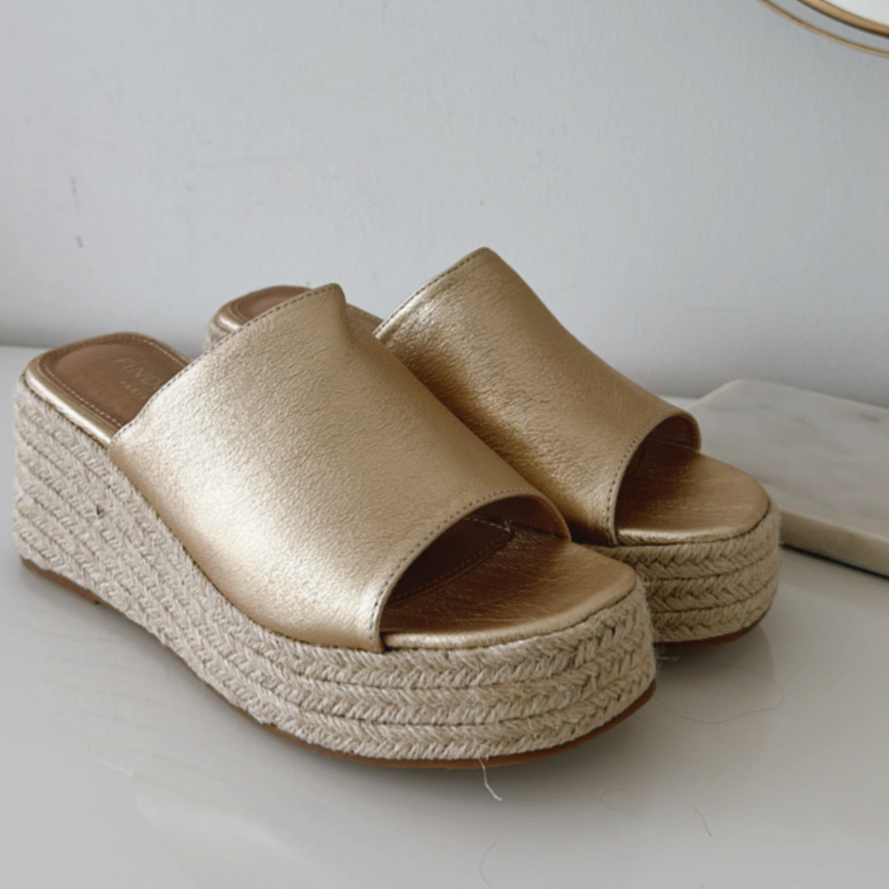 Golden Wedge Sandale