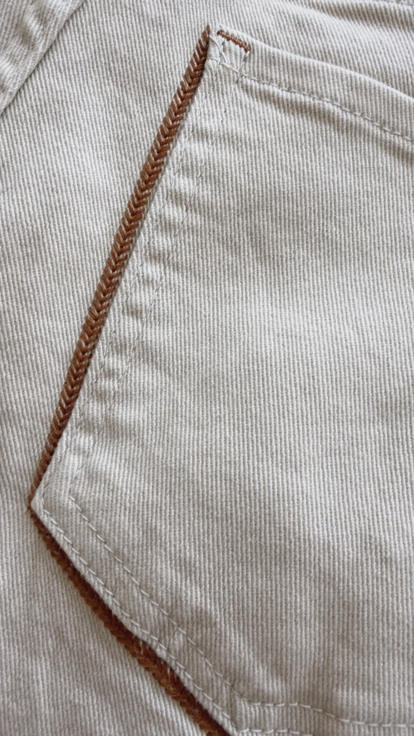 Mom Fit Jeans Statement Pocket