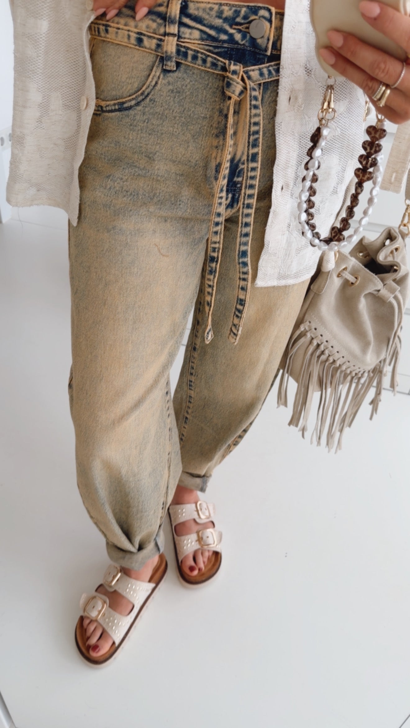 Barrel Jeans mit Bindegürtel