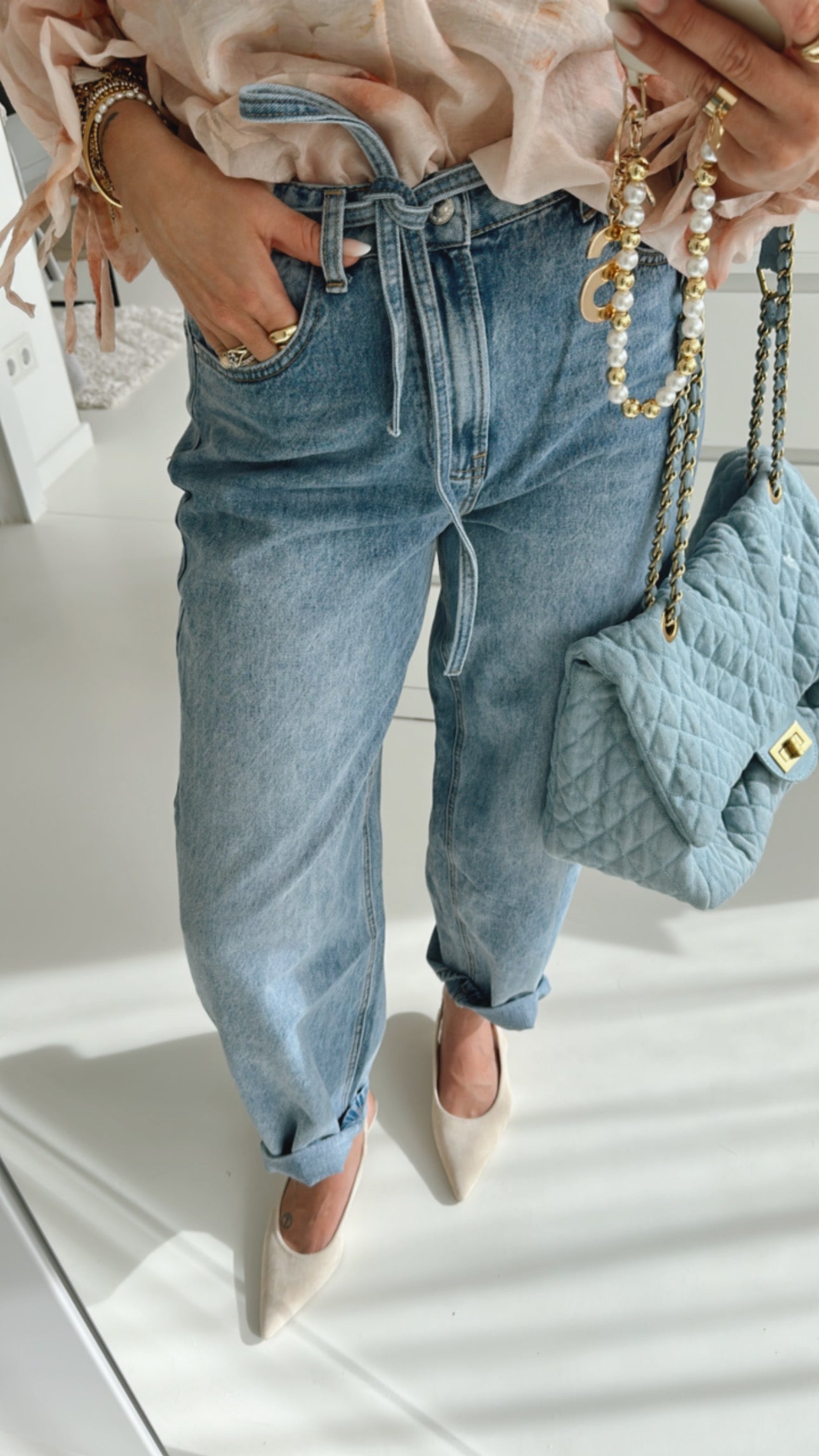 Jeans mit Bindegürtel