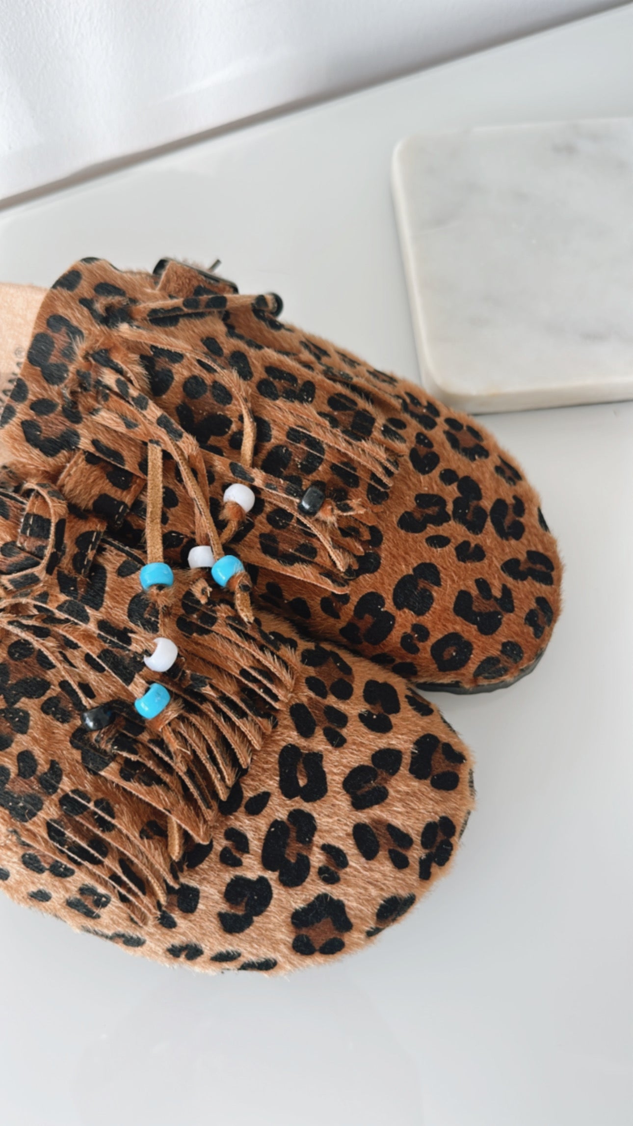 Slippers mit Fransen/Leo