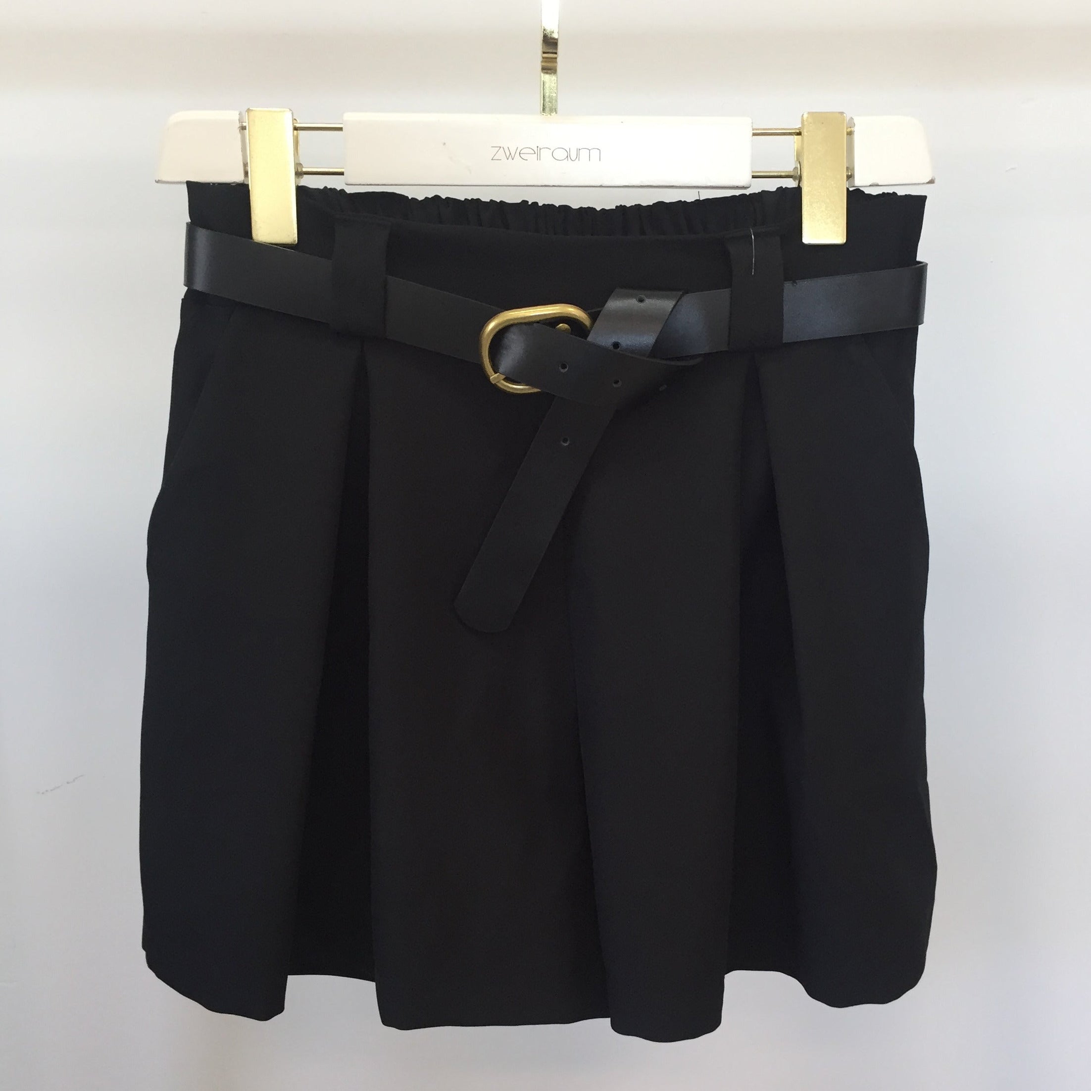 Fine Shorts mit Gürtel