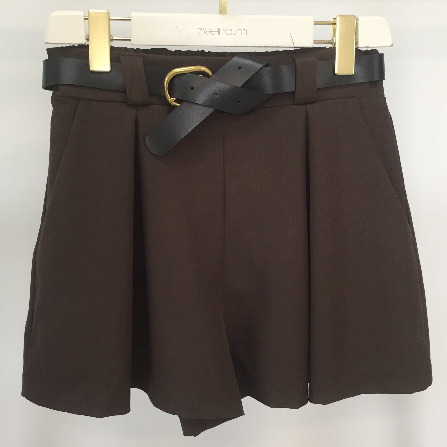 Fine Shorts mit Gürtel