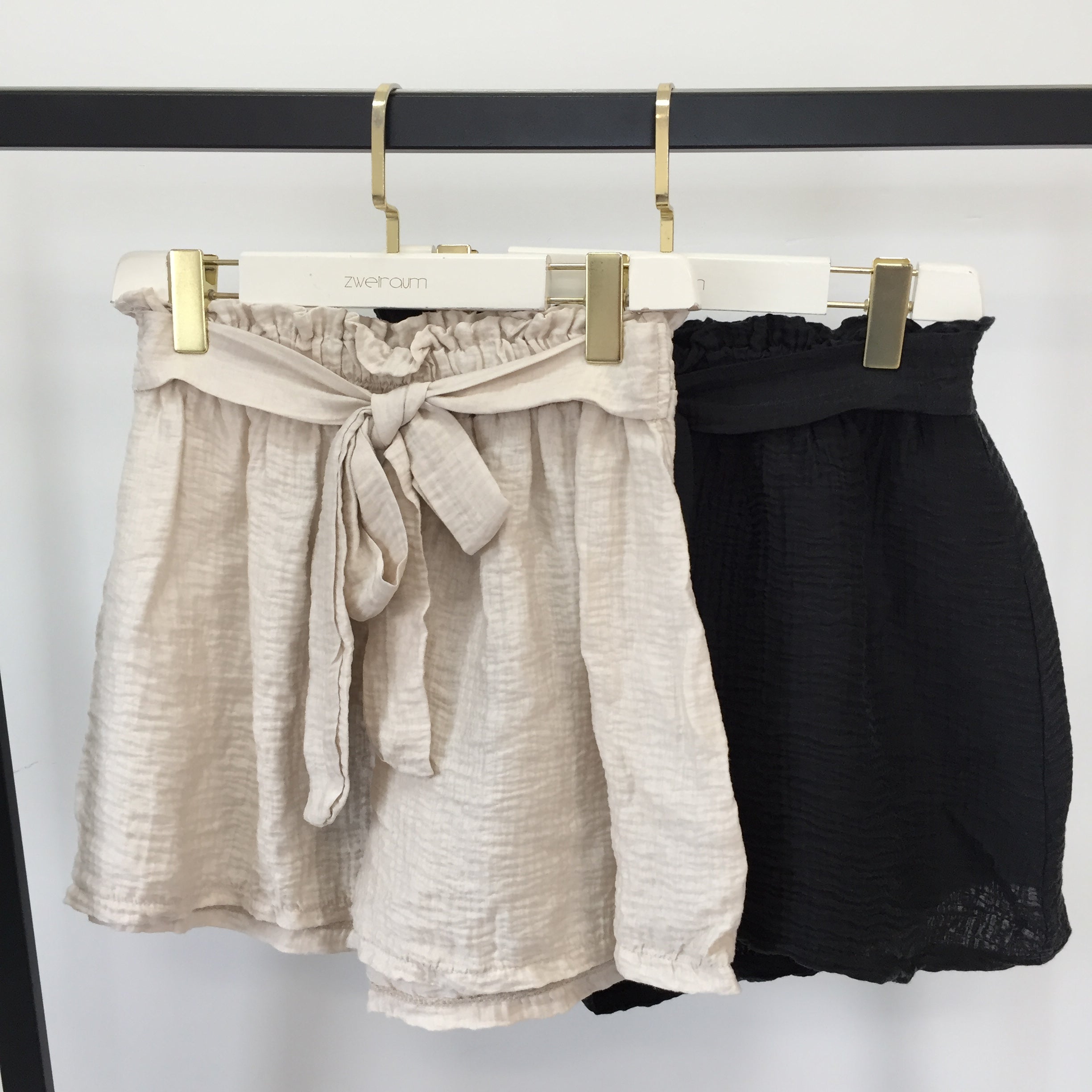Flowy Structured Shorts mit Band