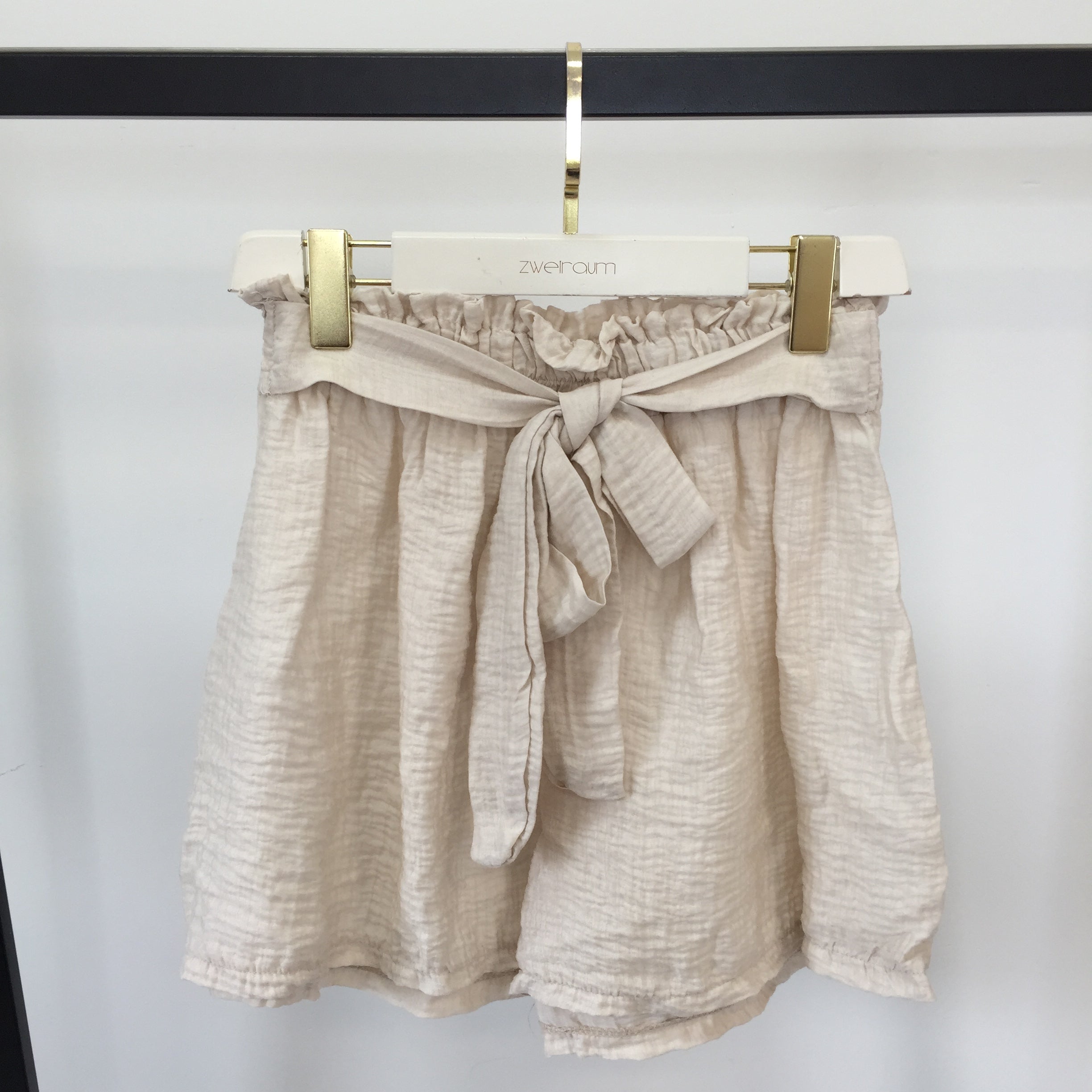 Flowy Structured Shorts mit Band