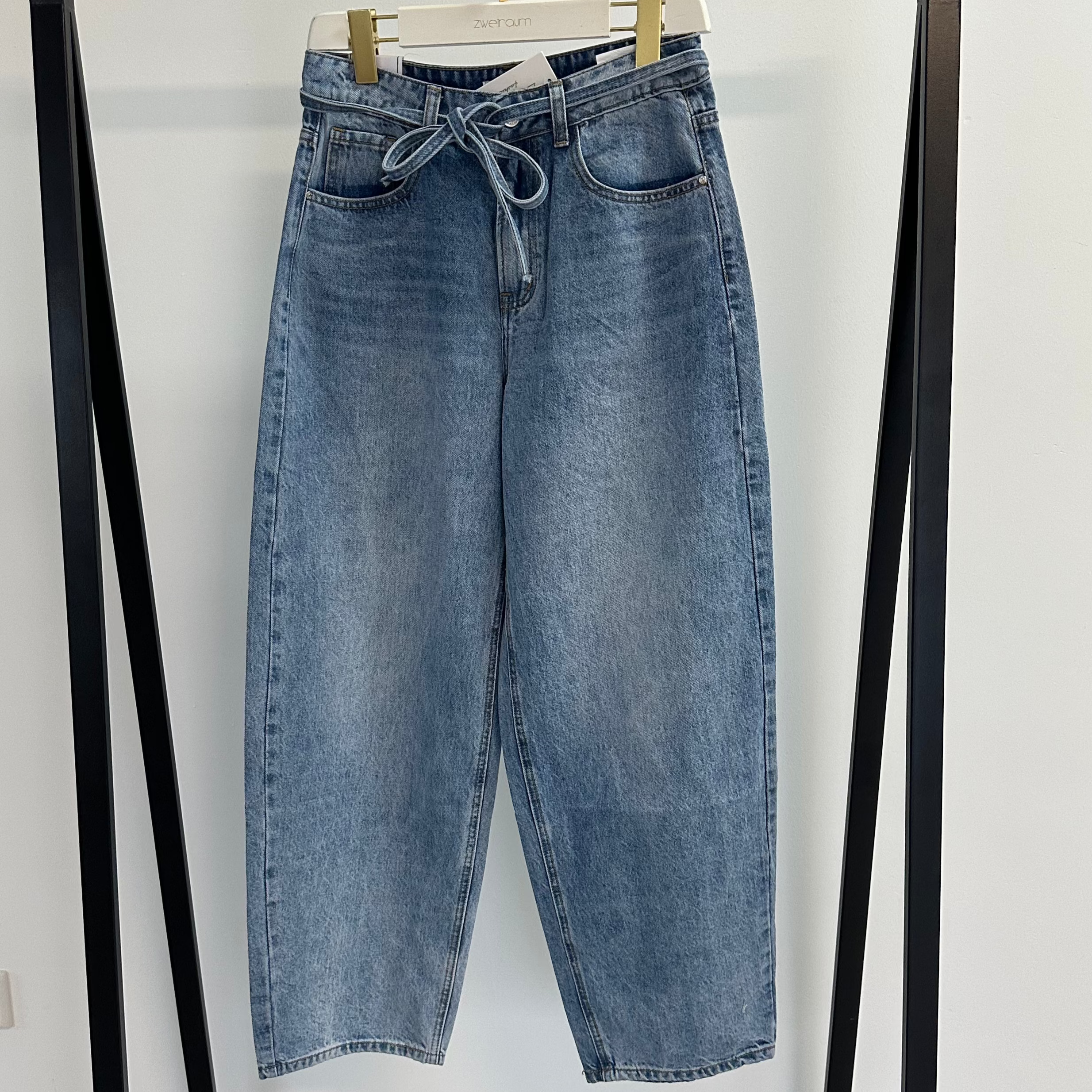 Jeans mit Bindegürtel