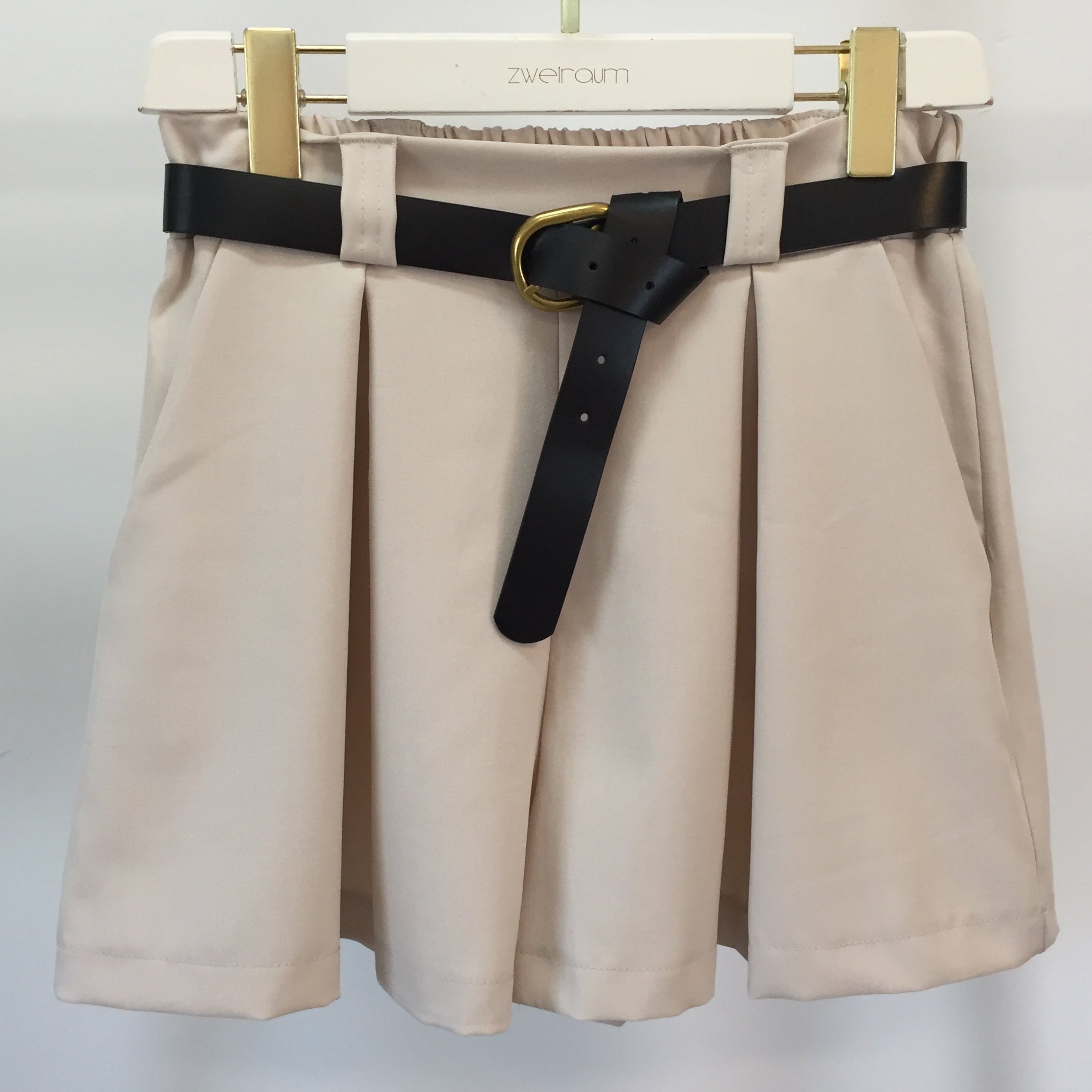 Fine Shorts mit Gürtel