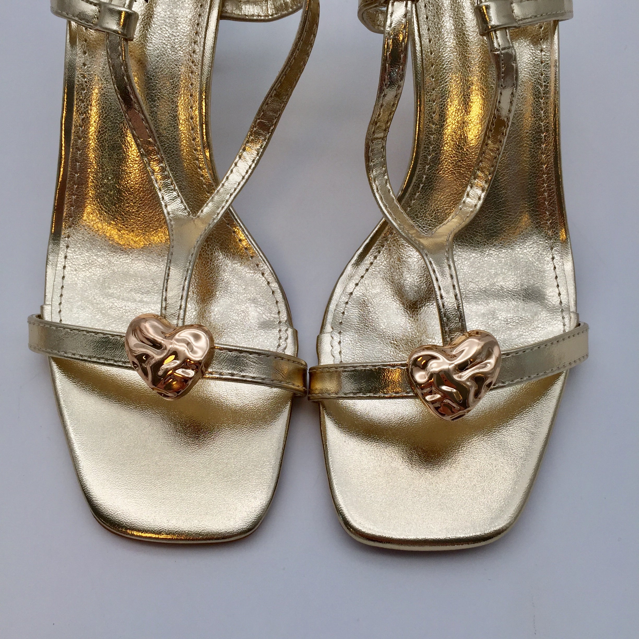 Goldene Heels Mit Herz Detail