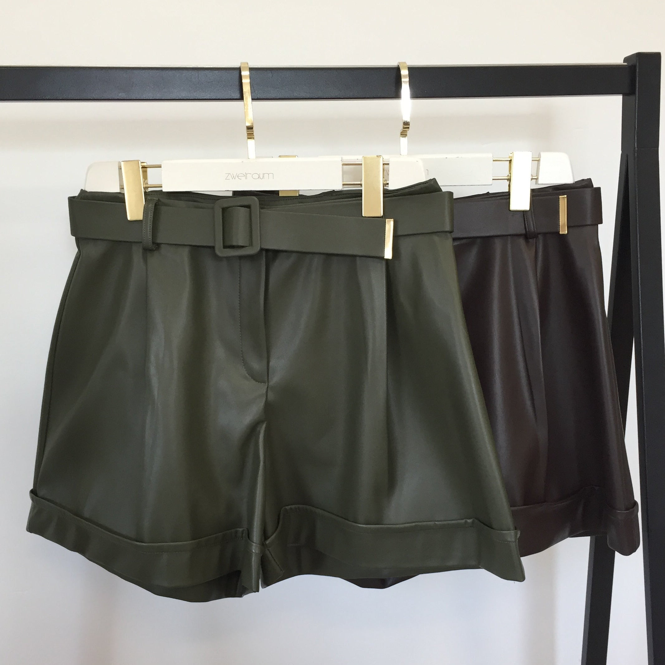 Shorts Lederoptik mit Gürtel