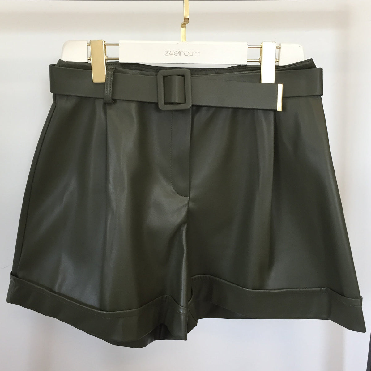 Shorts Lederoptik mit Gürtel