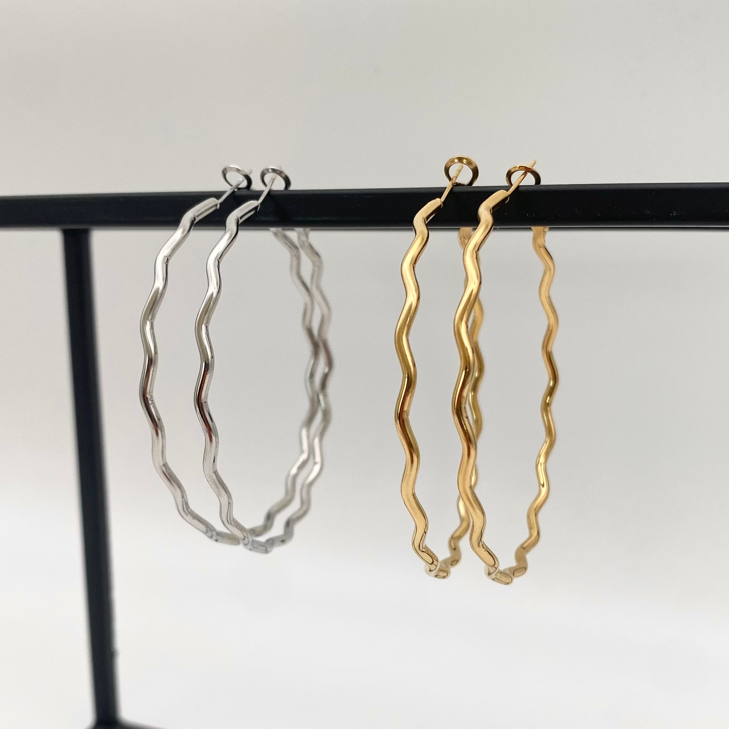 Ohrringe Wavy Thin Hoops
