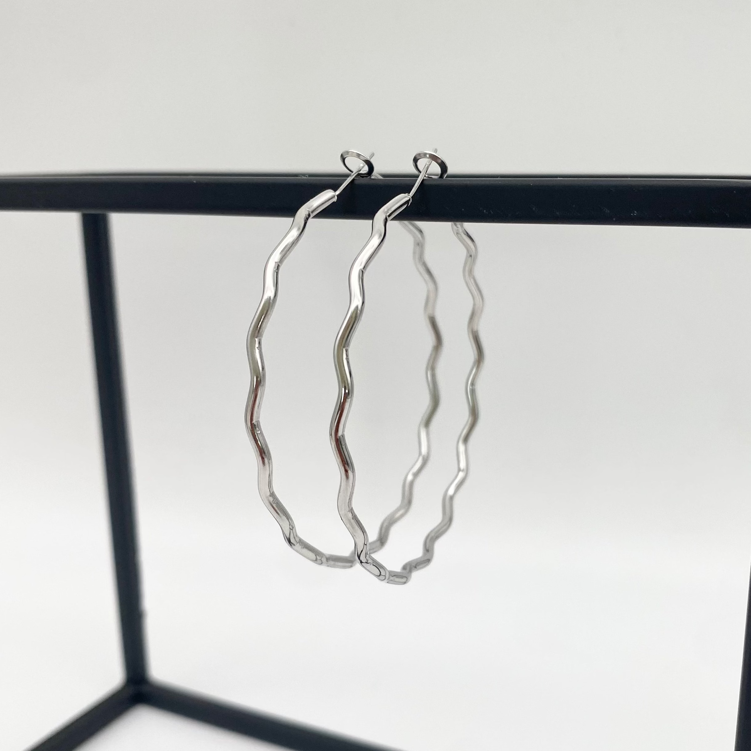 Ohrringe Wavy Thin Hoops