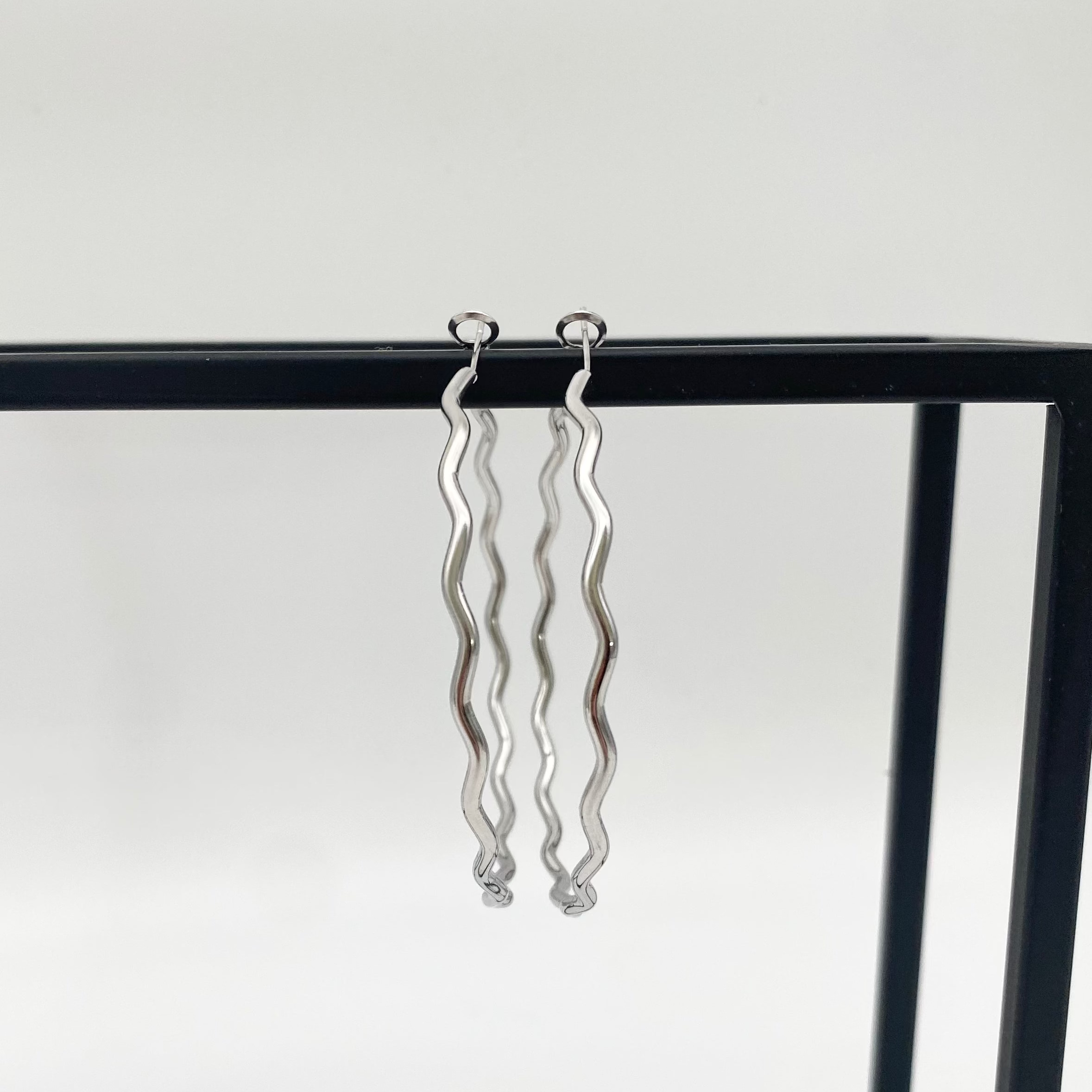 Ohrringe Wavy Thin Hoops