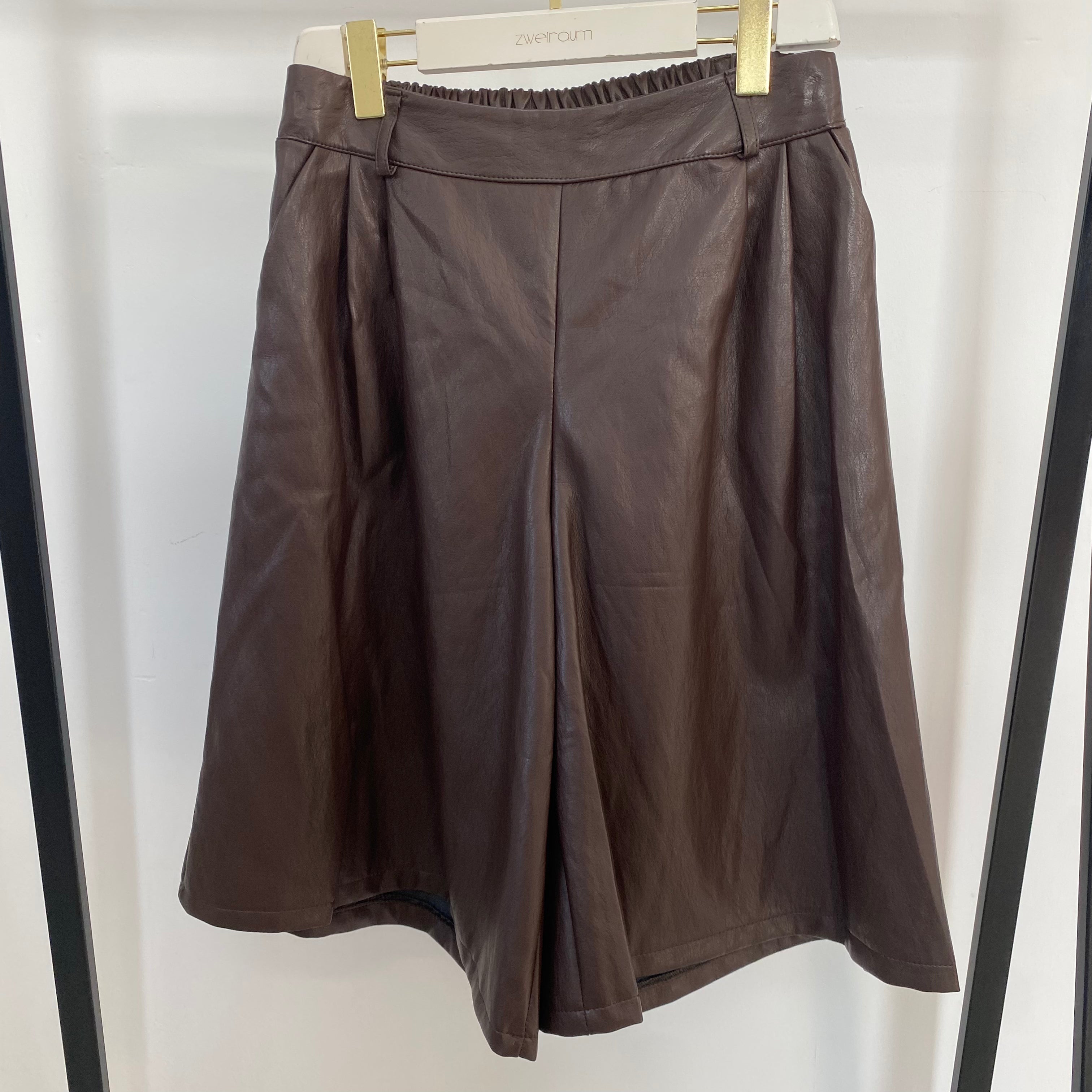 Lederoptik Baggy Shorts Bundfalte
